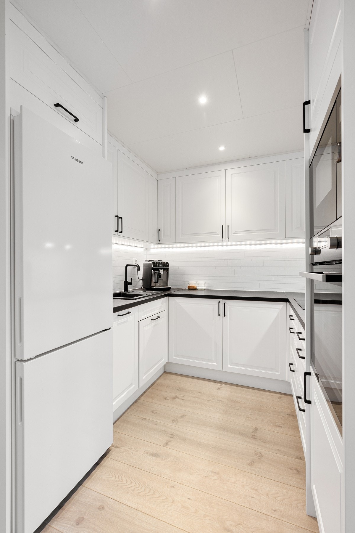 Integrert stekeovn, platetopp, oppvaskmaskin og kjøleskap med fryser Galleribilde