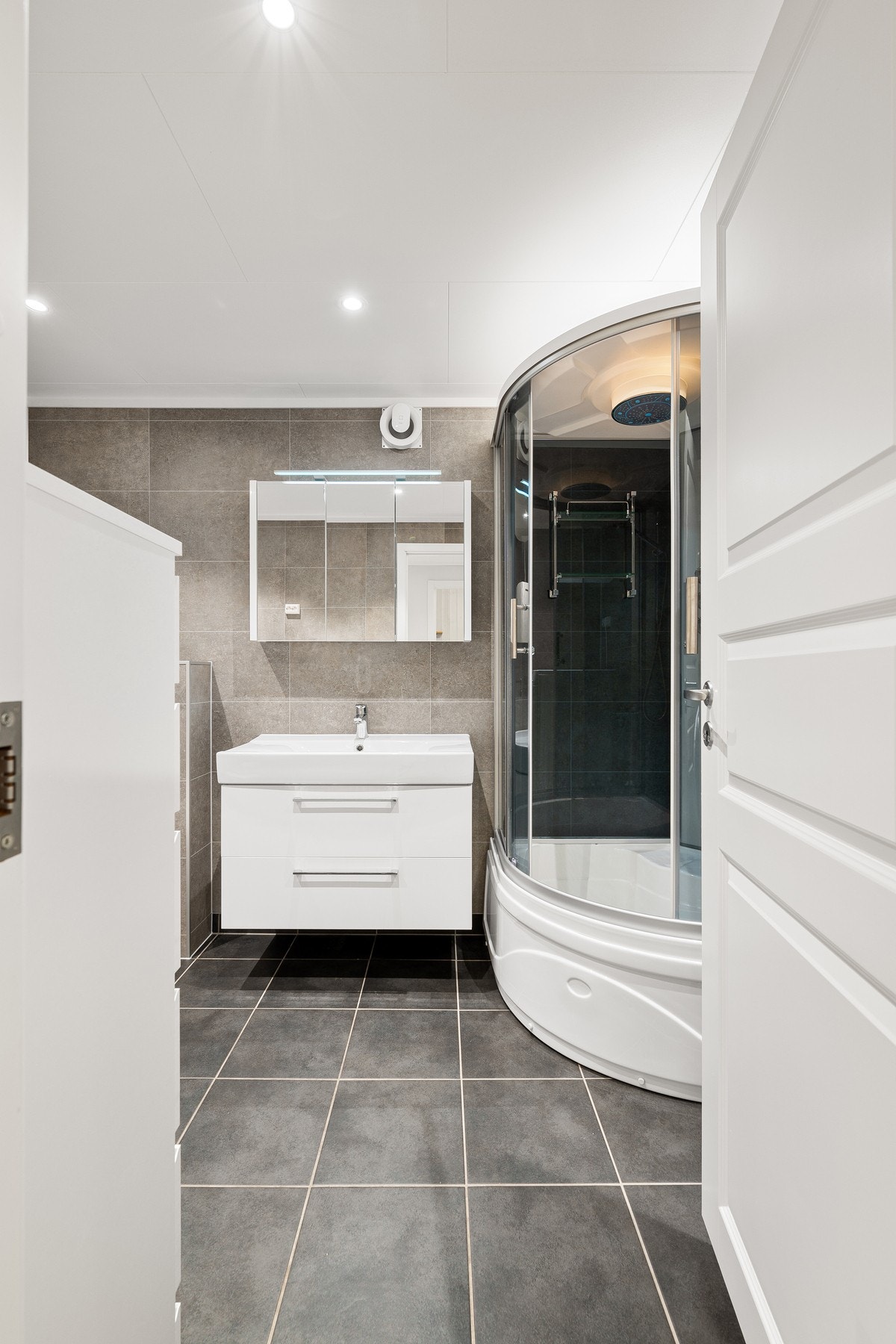 Det flislagte gulvet har selvfølgelig varmekabler Galleribilde