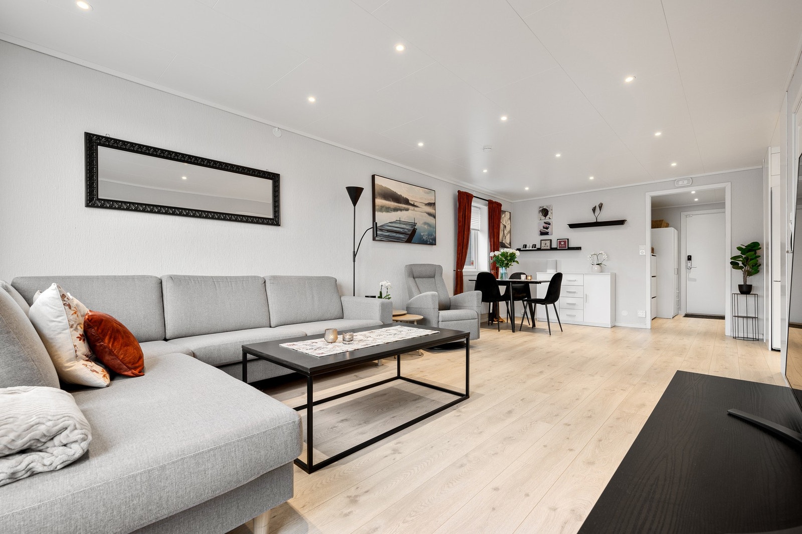 Stua er romslig med plass til både sofagruppe og spisestue Galleribilde