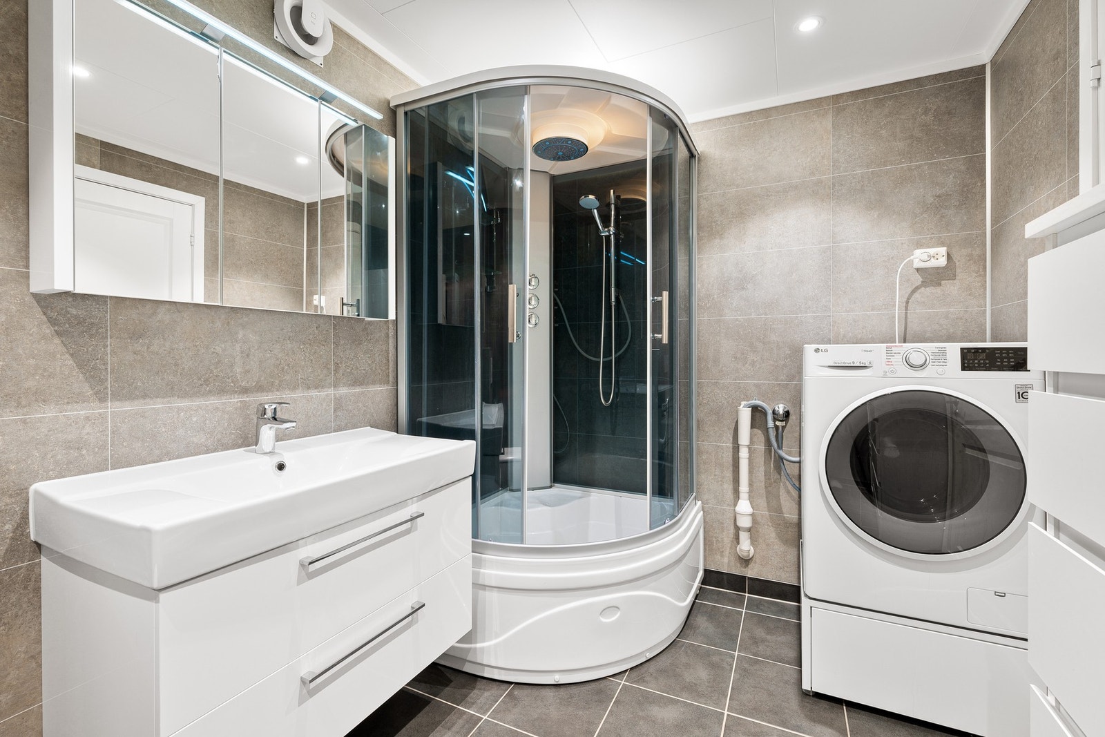 Badet er oppgradert i 2017 i delikat utførelse og inneholder blant annet et stort dusjkabinett med regndusj Galleribilde