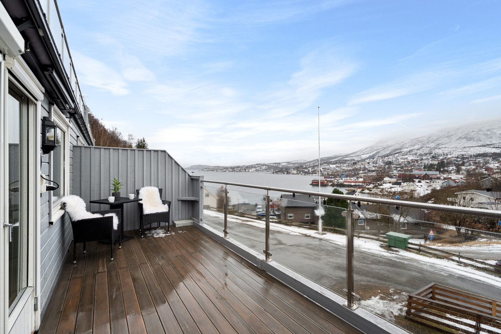Fra balkongen har du flott utsikt mot hav og nærområdet, og fin plass til et hyggelig utemøblement Galleribilde
