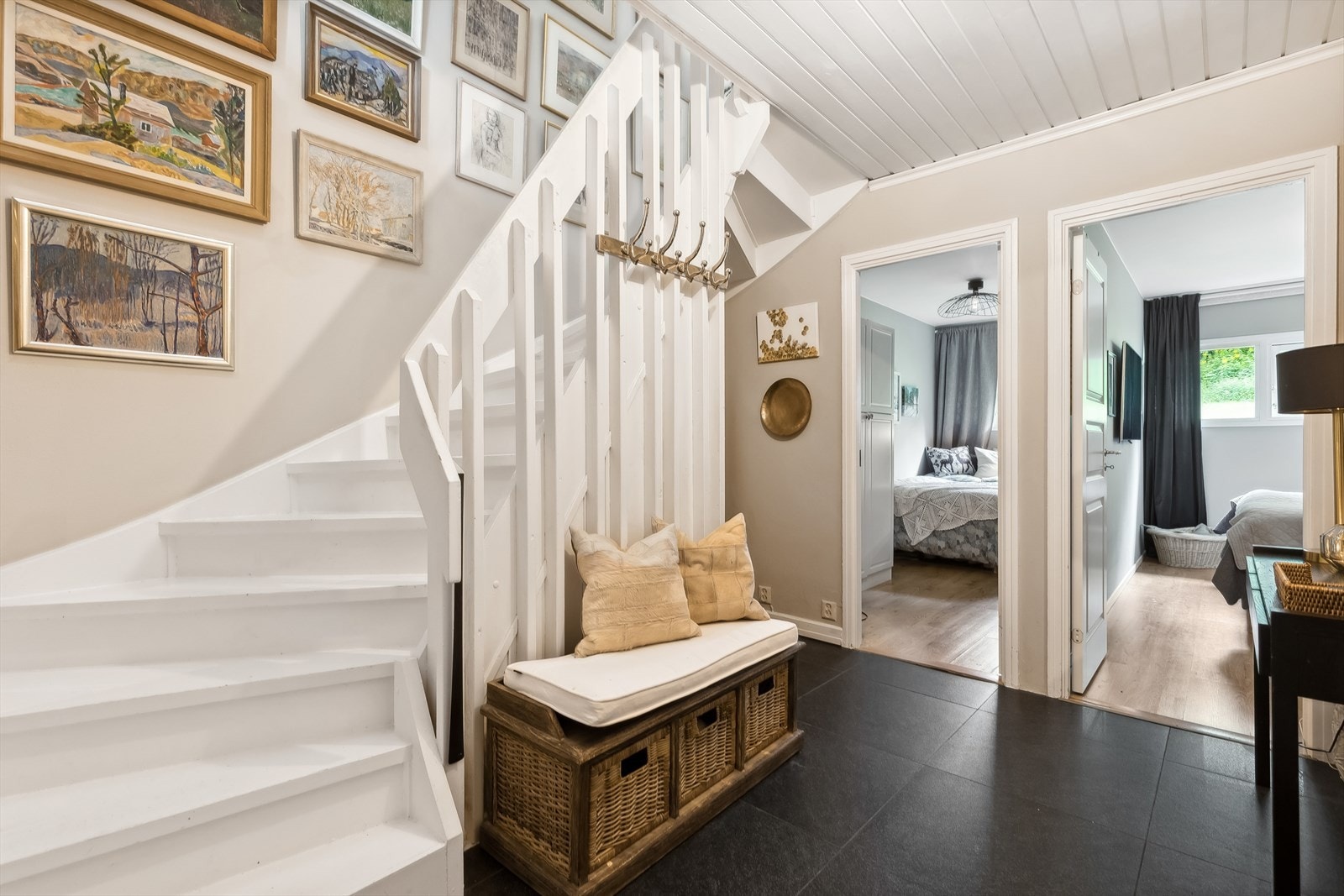 Boligen går over 2 plan. Meget romslig gang med trapp. Plass til oppbevaringsmøblement under trappen. Galleribilde