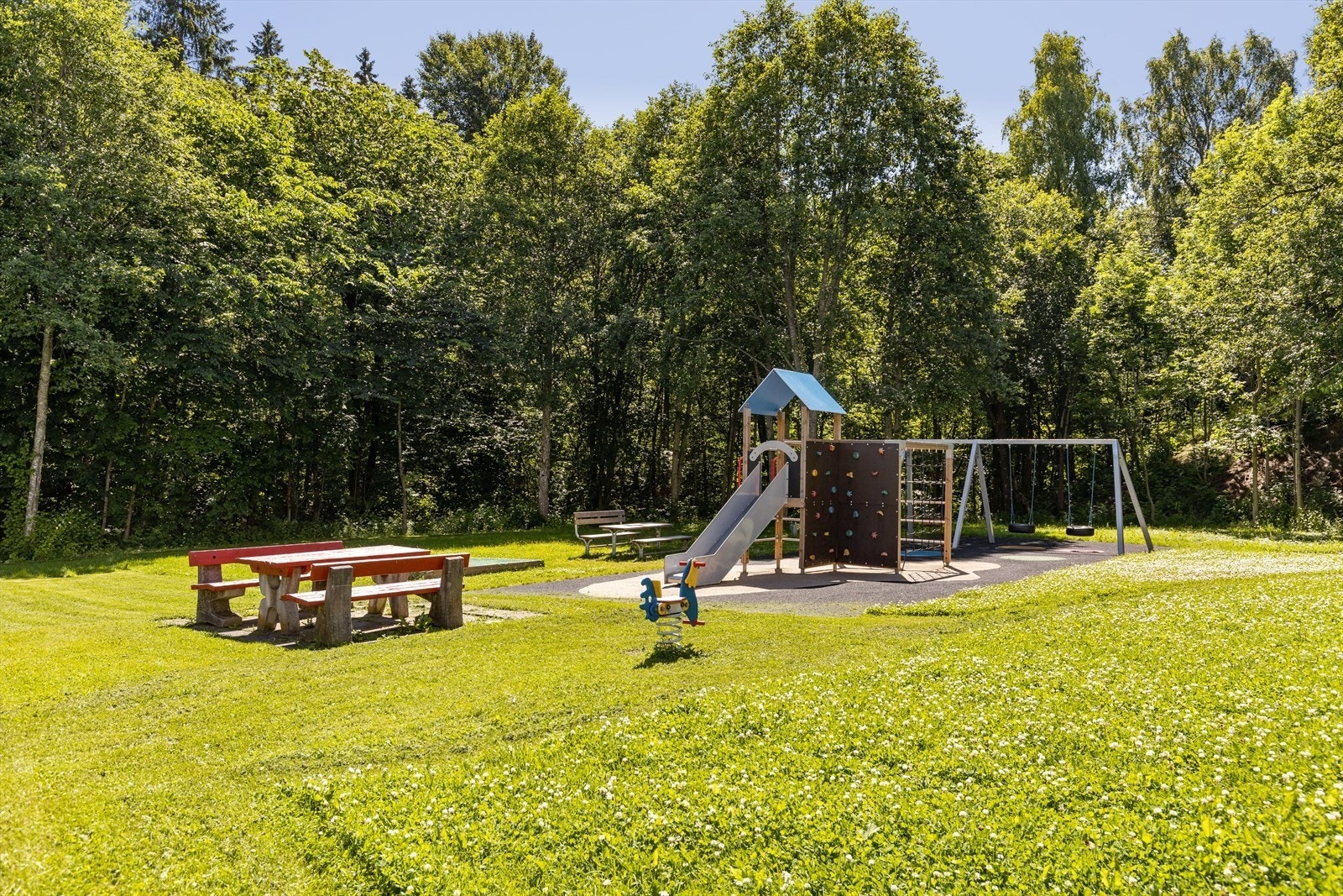 Sameiet er svært barnevennlig med lekeplass og hyggelige sittegrupper.jpg Galleribilde