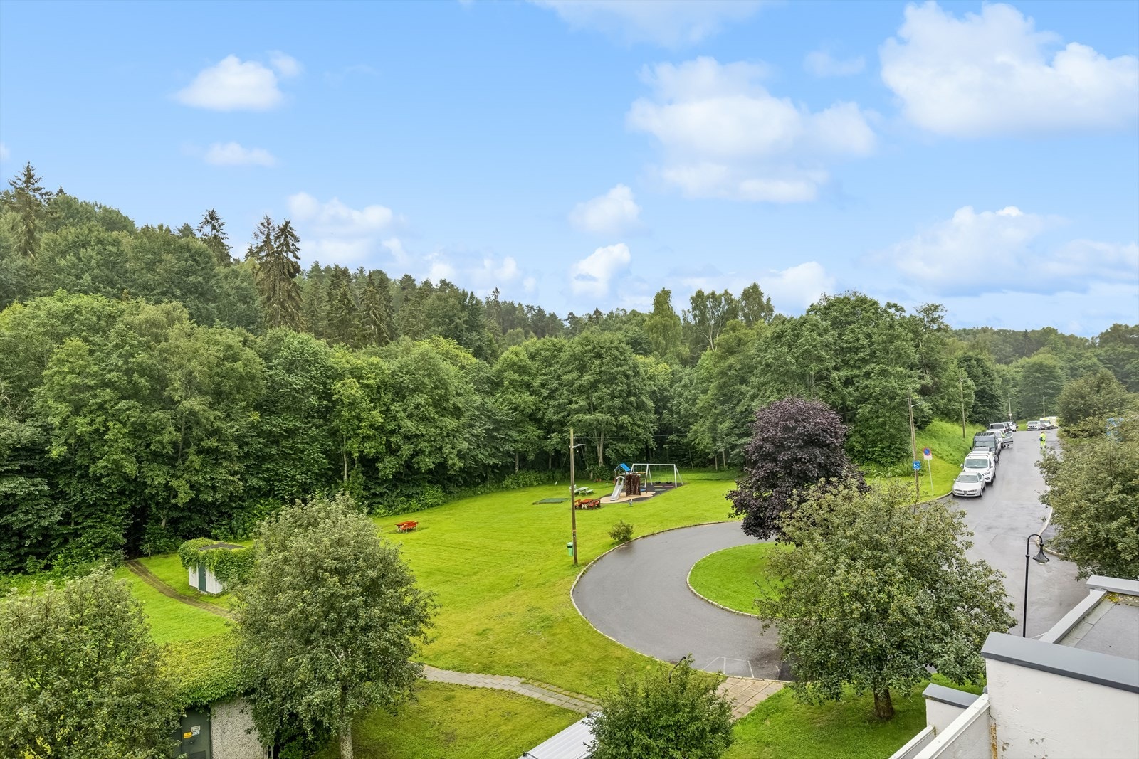 Hyggelig utsyn fra balkongen mot grønne omgivelser og Ljansdalen Galleribilde