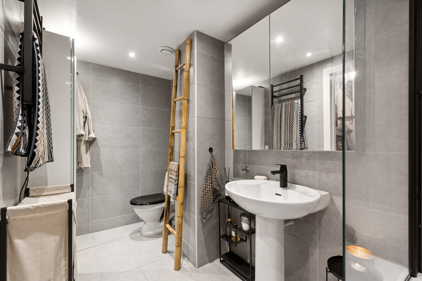 Romslig, flislagt bad Galleribilde