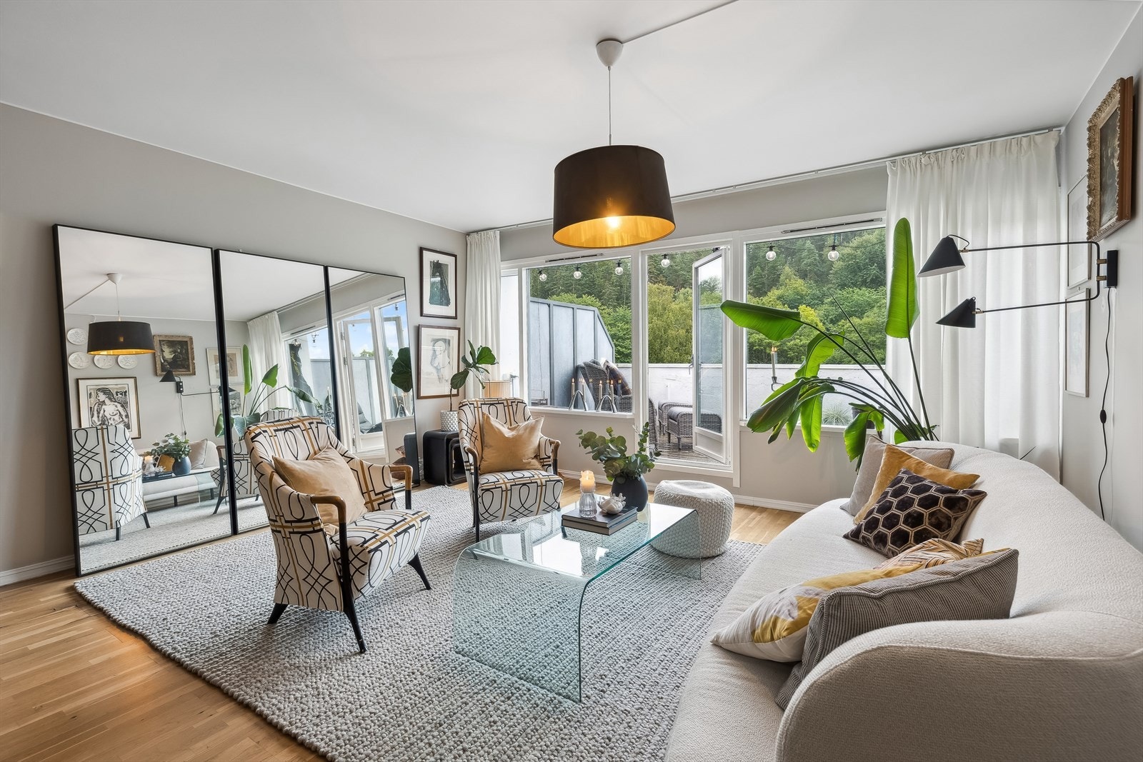 Hyggelig stue med utgang til balkong Galleribilde