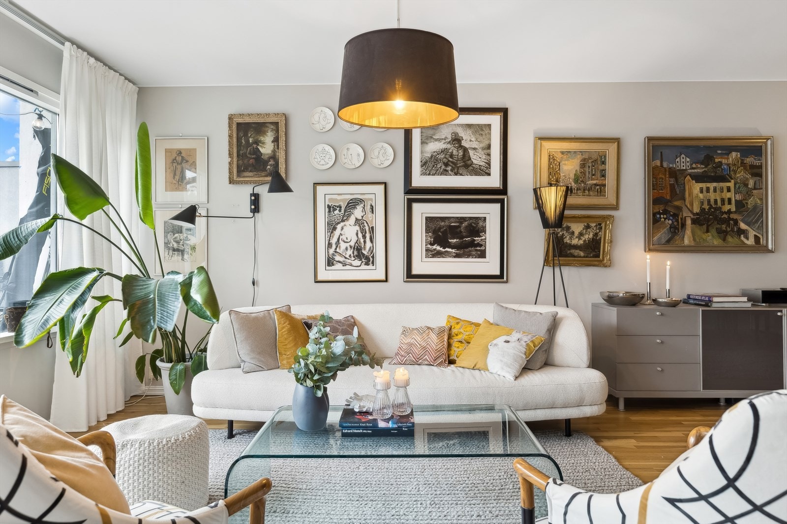 Lysmalte veggoverflater. Store vinduer slipper inn godt med dagslys og tilbyr hyggelig utsyn mot grønne omgivelser. Galleribilde