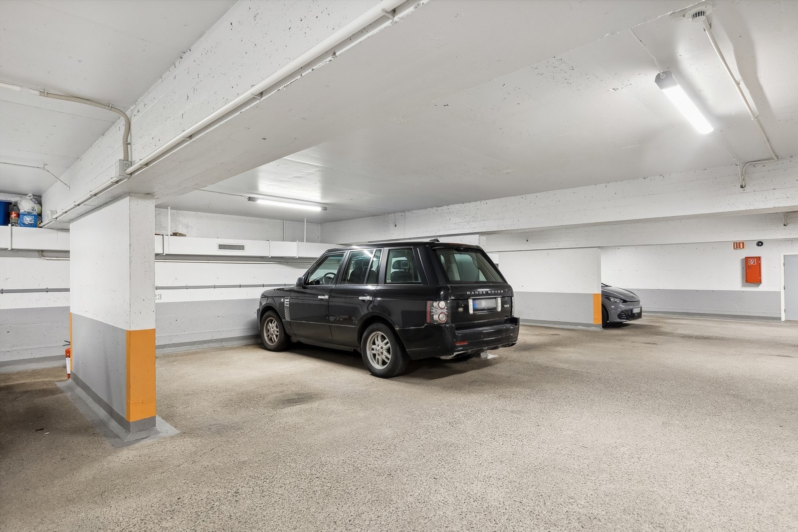 Boligen har en parkeringsplass i felles garasjeanlegg med adkomst via heis. Sameiet har felles dekkhotell. Galleribilde