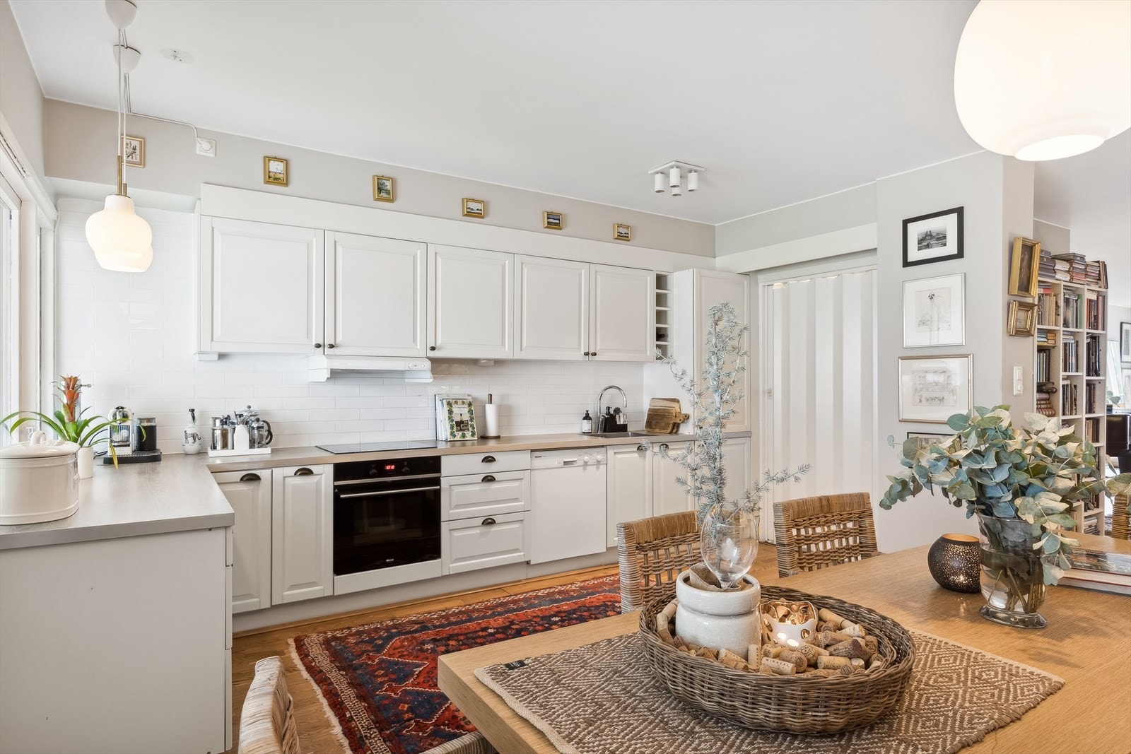 Praktisk bod i tilknytning til kjøkkenet med opplegg for vaskemaskin. Galleribilde