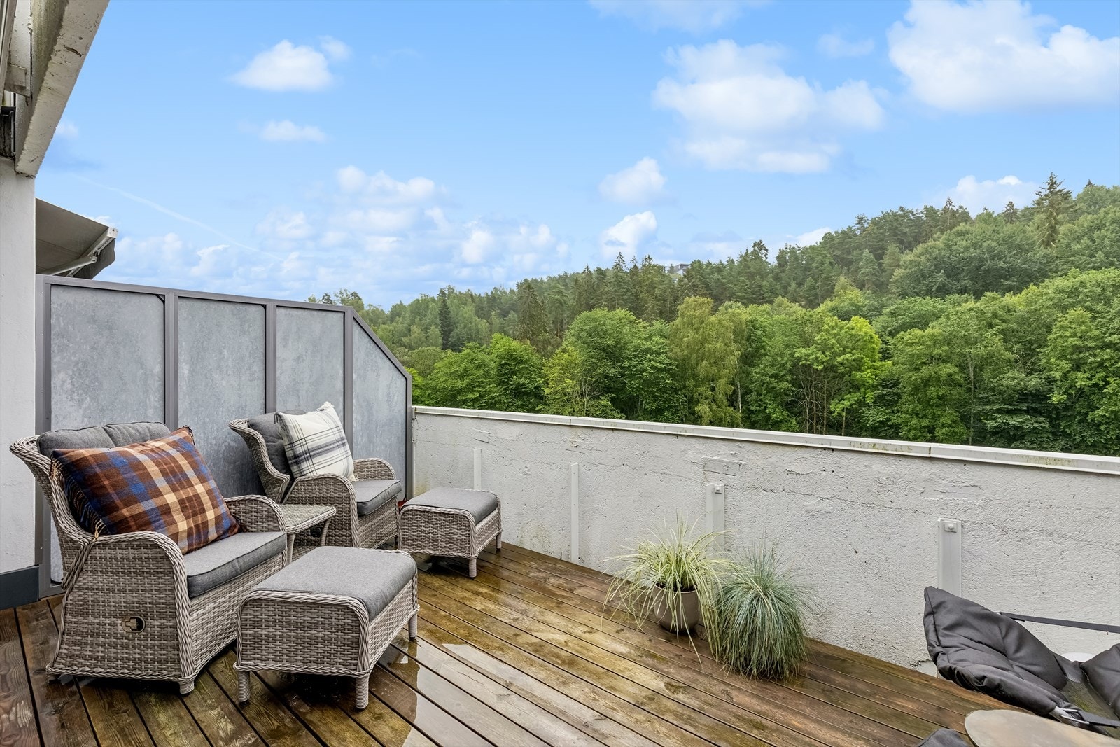 Fra stuen er det utgang til terrasse på 14 kvm med god plass til stor sittegruppe Galleribilde