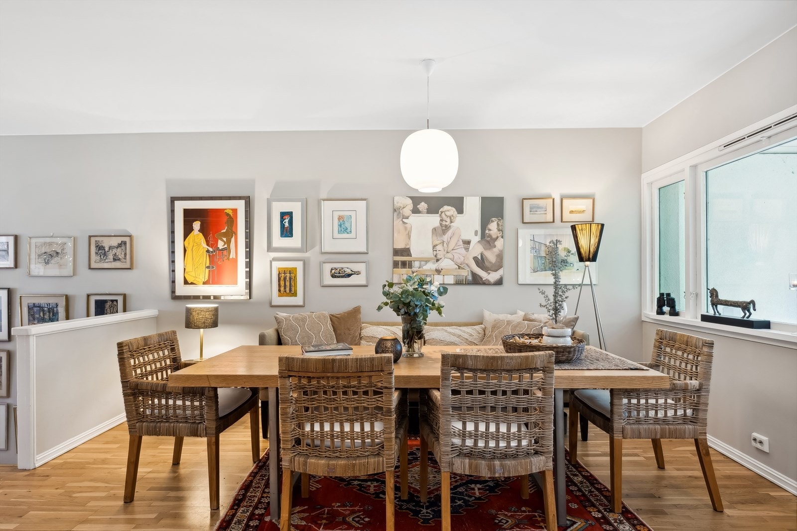 Hyggelig plass til langbord på kjøkkenet. Her er det mulighet for å opprette et ekstra soverom. Galleribilde