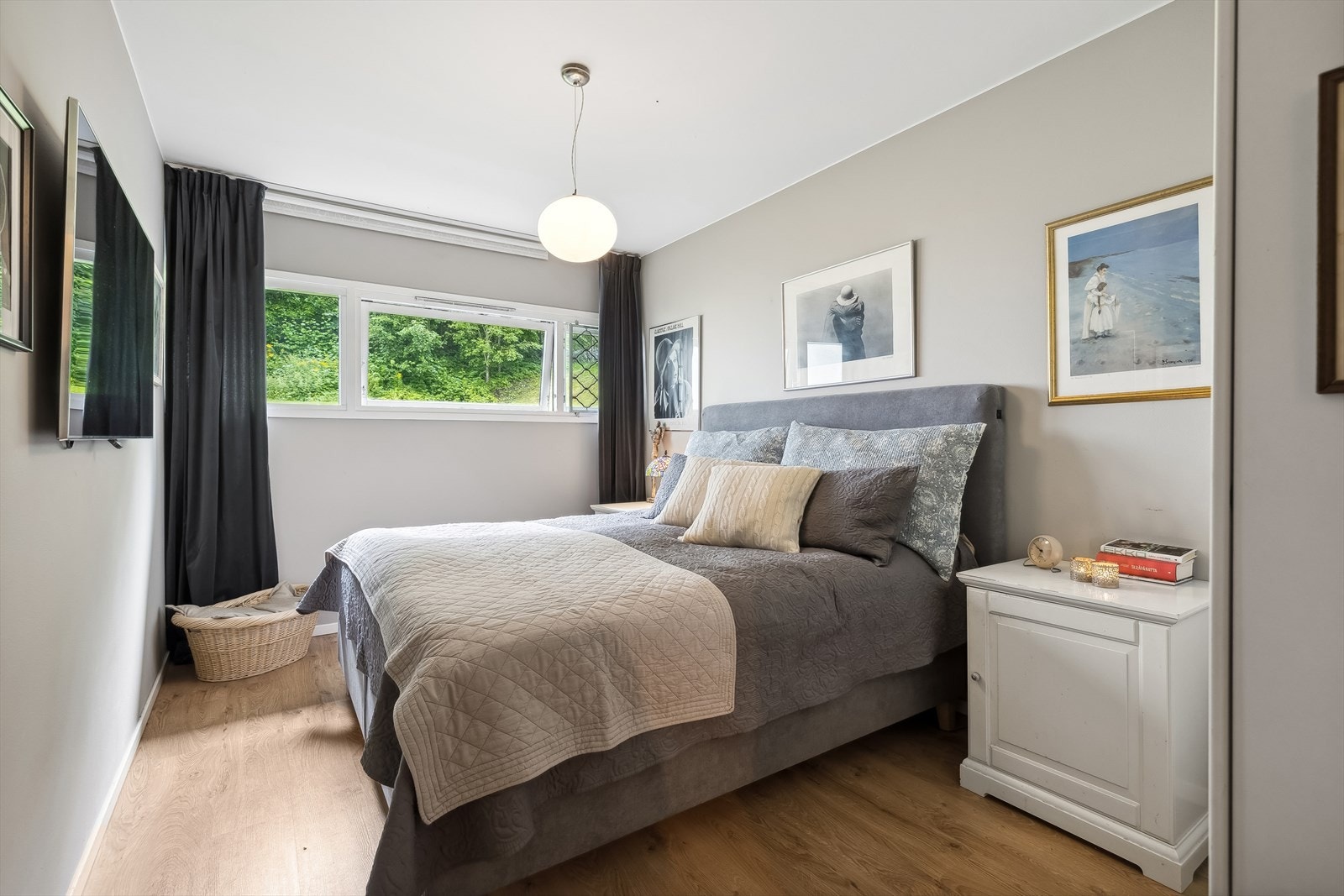 Stort hovedsoverom med god plass til dobbeltseng, nattbord og garderobeskap Galleribilde