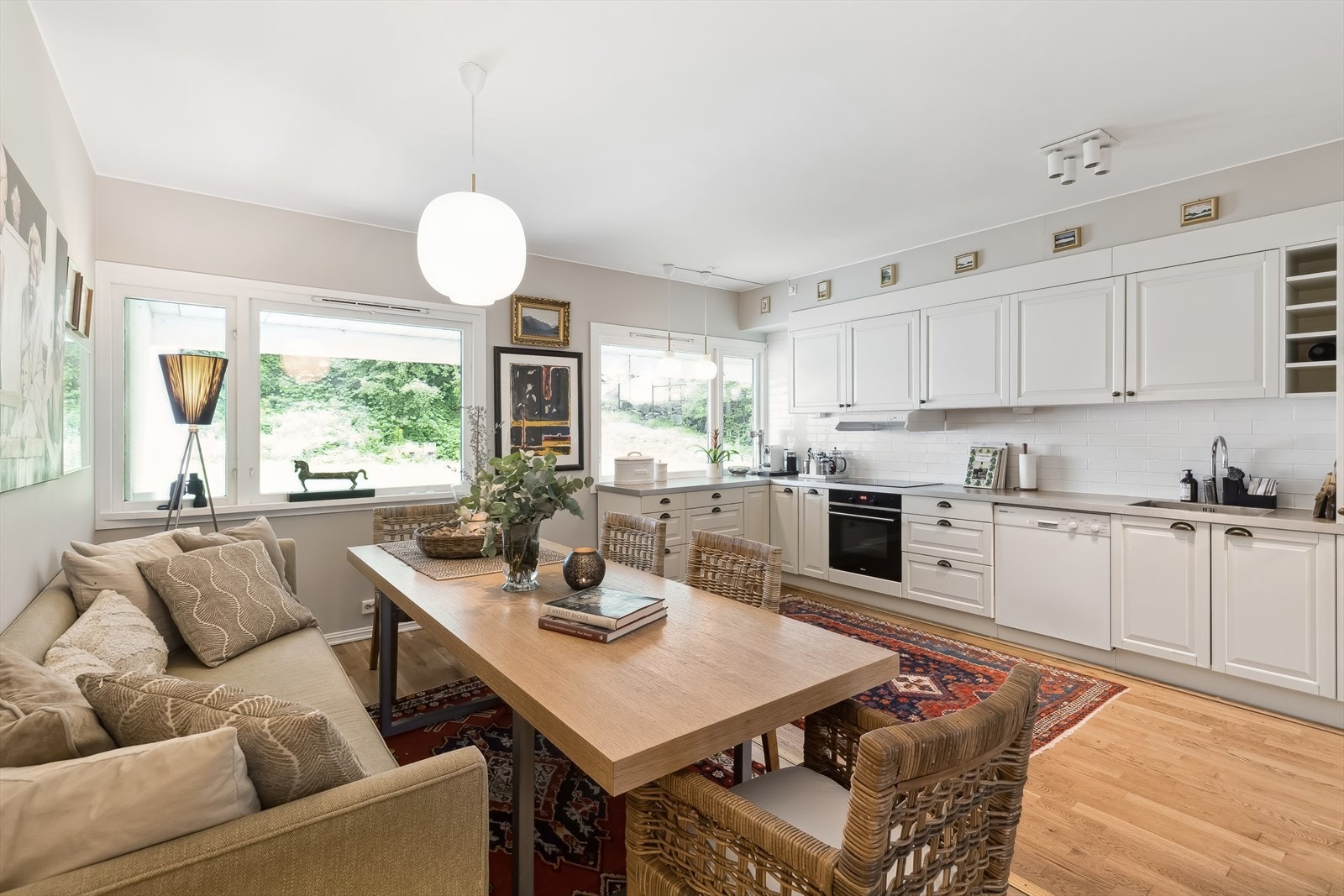 Velkommen til en lys og romslig 3-roms over 2 plan med garasjeplass Galleribilde