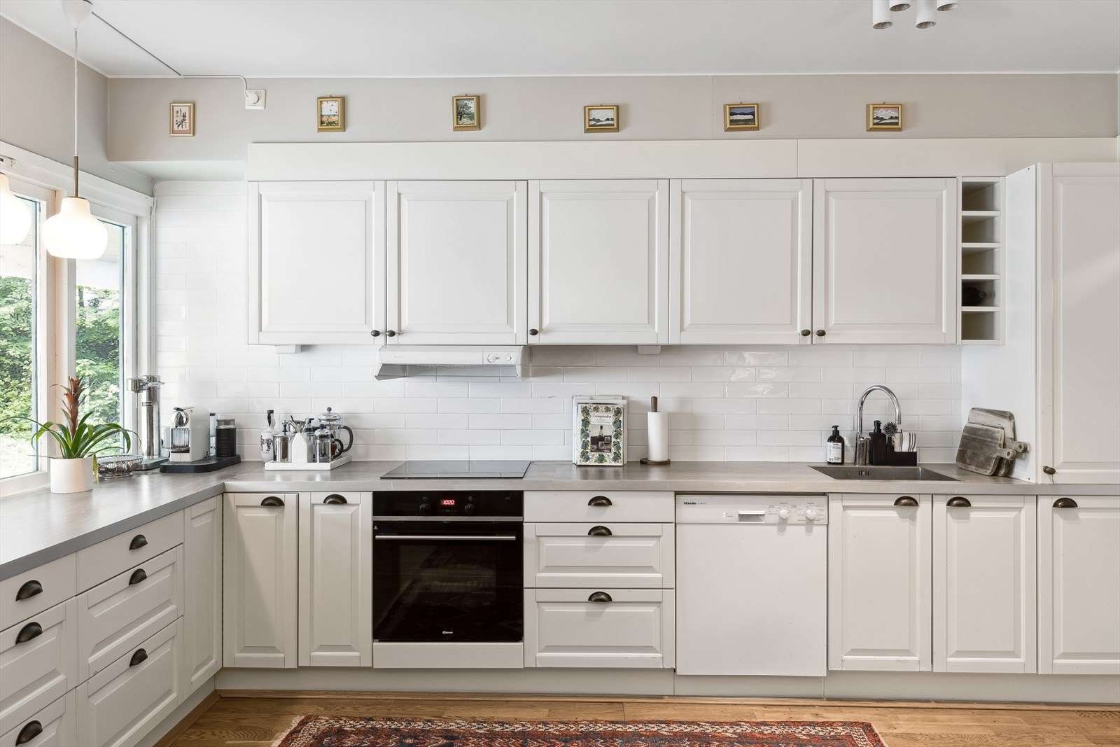 Meget god oppbevaringsplass i over og underskap Galleribilde