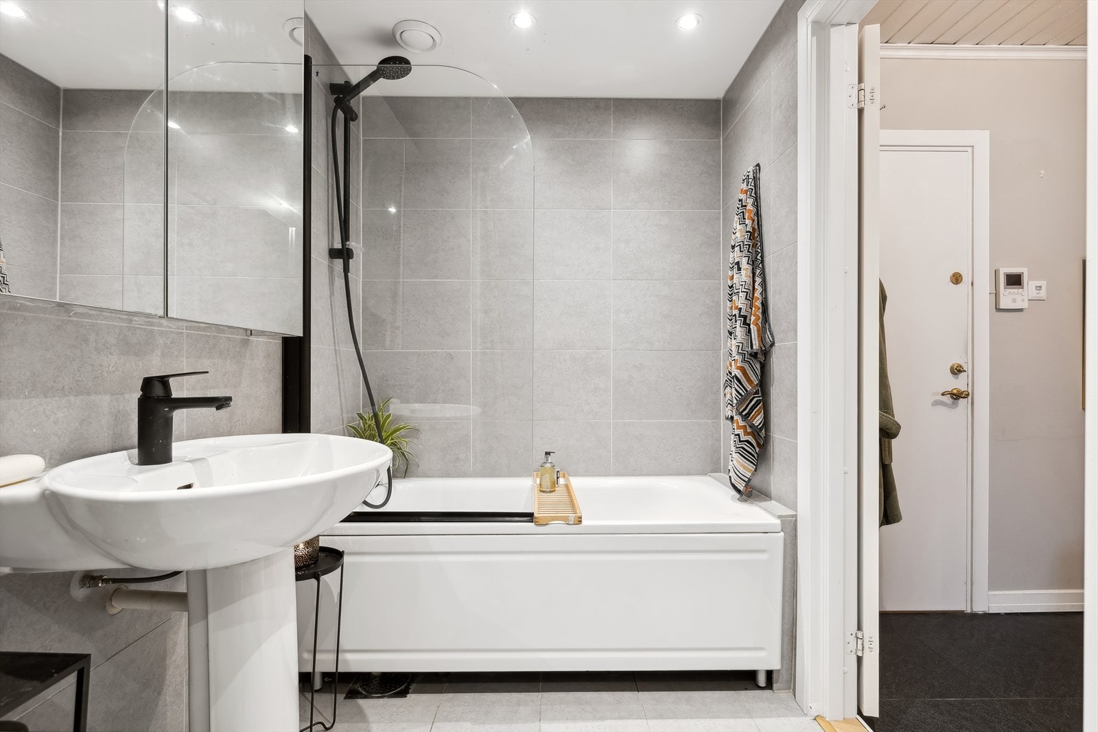 Downlightsbelysning og gulvvarme Galleribilde