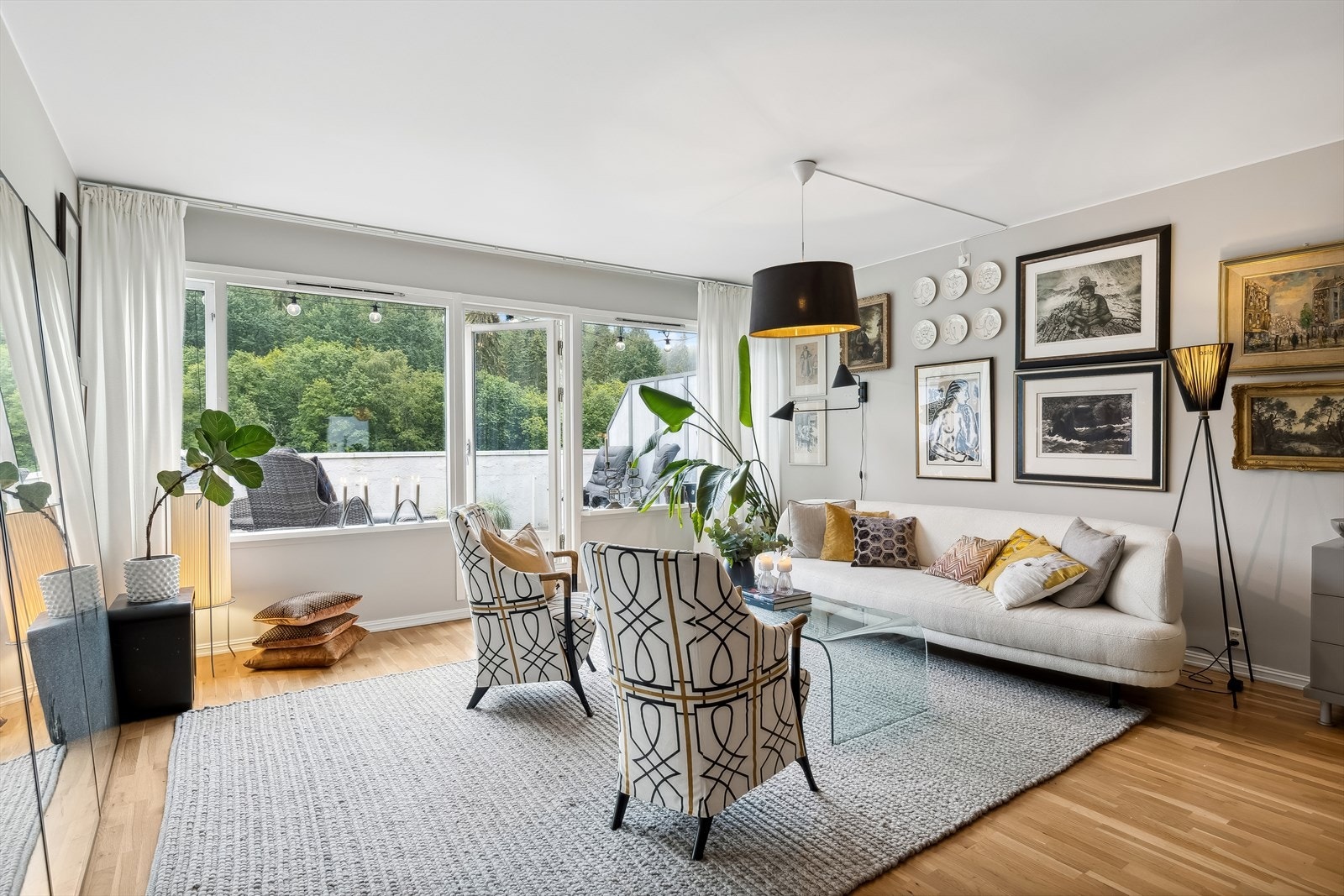 Velkommen til en lys og romslig 3-roms over 2 plan med garasjeplass Galleribilde