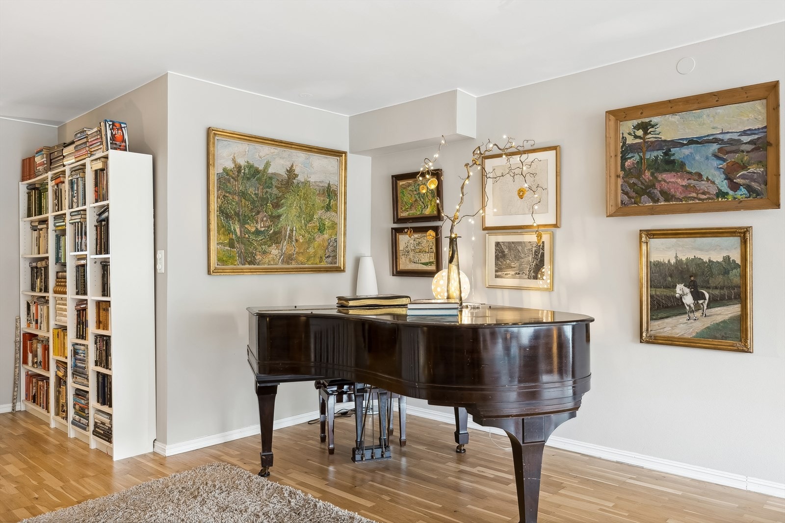 Meget romslig stue med plass til flyget eller annet ønsket møblement Galleribilde