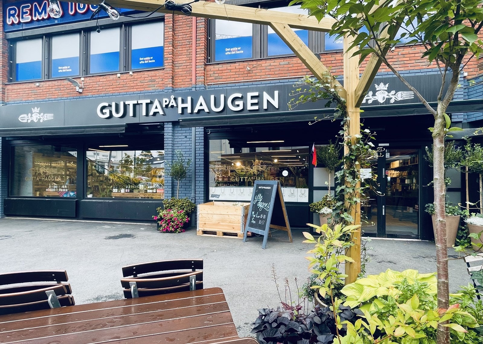 Gutta på Haugen, en spesialbutikk for smaksrike matvarer med et stort utvalg av kortreiste og langreiste delikatesser, har åpnet på Sæter Galleribilde