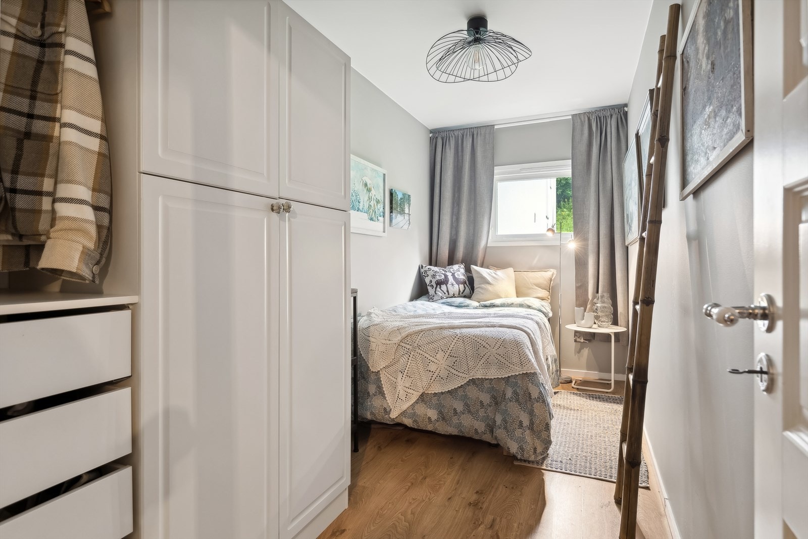 Soverom 2 har meget god garderobeplass i medfølgende garderobeskap. Passer ypperlig som gjesterom, barnerom eller kontor. Galleribilde