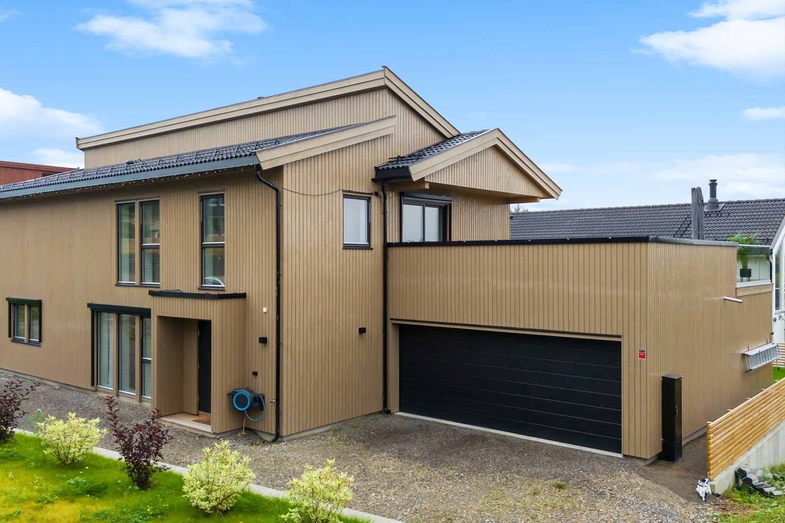 Boligen har et moderne og ett stilrent uttrykk som gjør det enkelt å sette ditt personlige preg. Galleribilde