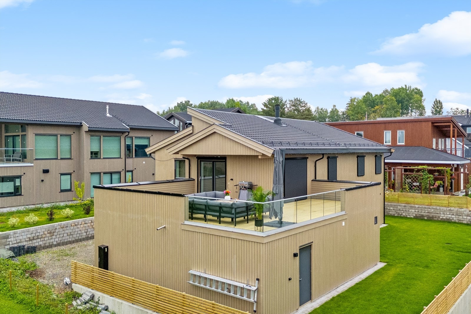 Pent opparbeidet eiendom med lettstelt hage. Galleribilde