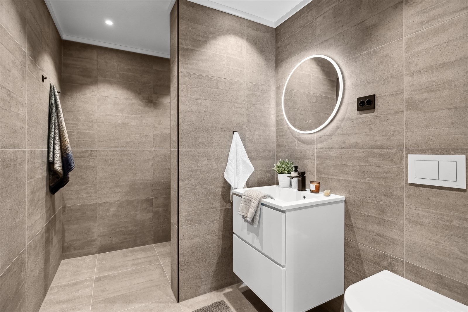 Dette er etasjens andre baderom, plassert nær stuen og soverommene. Galleribilde