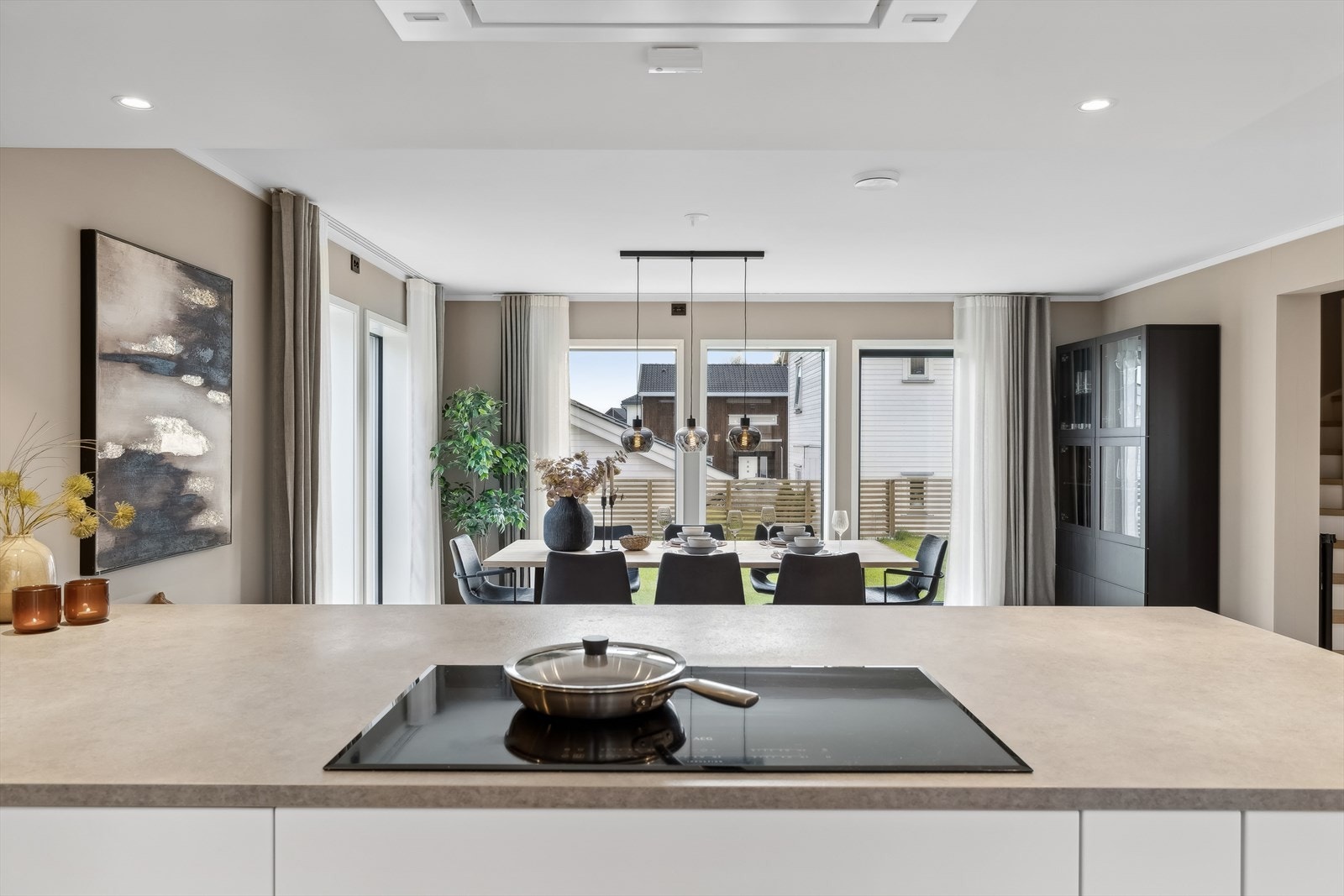 Godt med arbeidsrom ved kjøkkenbenken med en mørkere fargetone som gir en fin kontrast til det lyse. Galleribilde