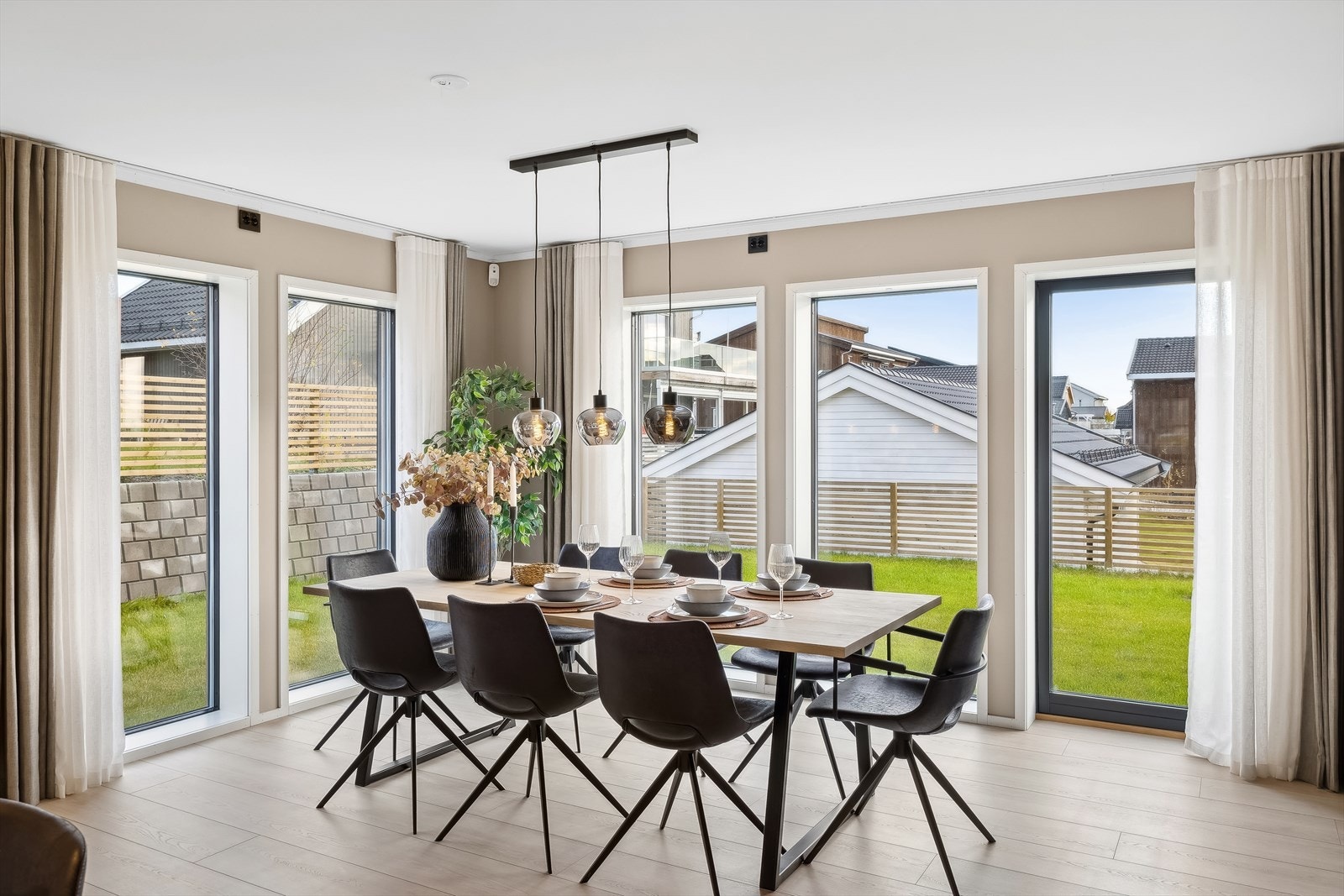 Spisestuedelen nyter godt av de store vinduene rundt om som gir den rikelig med naturlig lys inn samt utsyn til hagen. Galleribilde