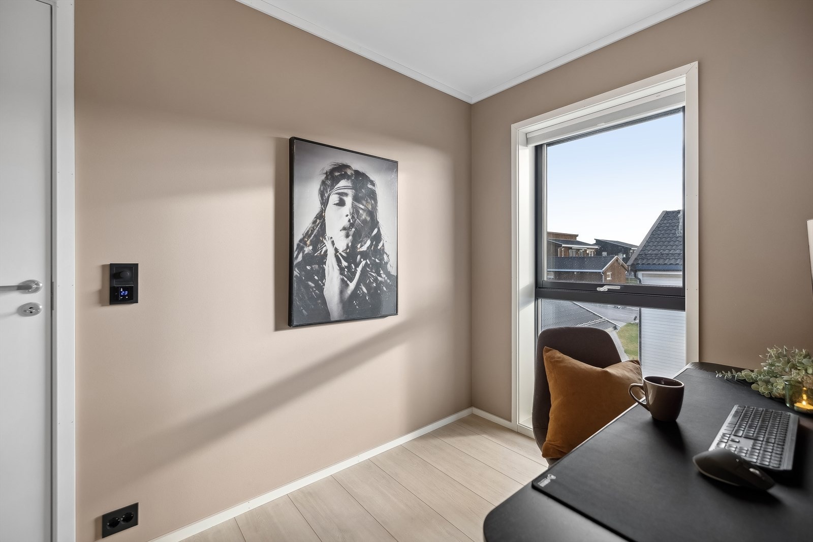 Dette rommet er innredet med kontorplass har en god størrelse samt gulv til tak vindu som sørger for godt med dagslys. Galleribilde