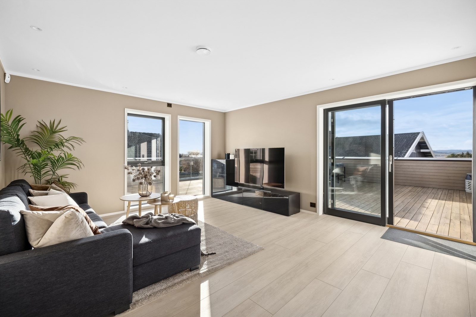 Stuen i andre etasje har en god atmosfære med store vindusflater og utgang til takterrassen. Galleribilde