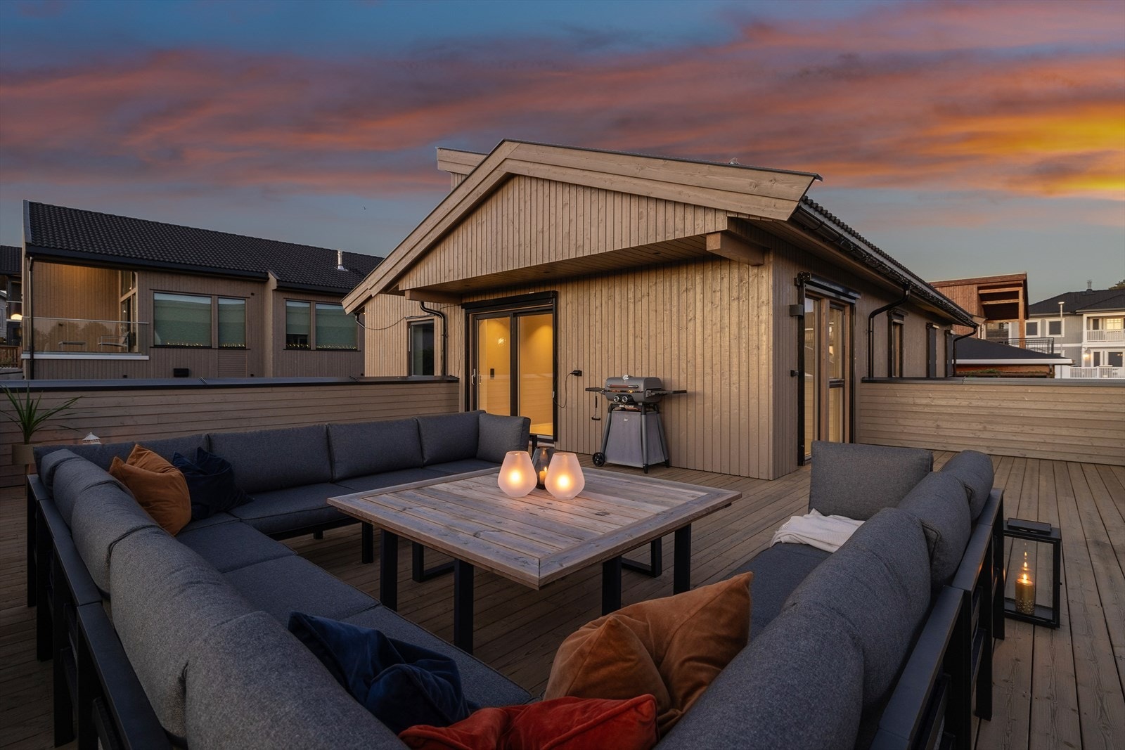 Boligen har stor takterrasse på ca. 75 kvm over dobbel garasje. Galleribilde