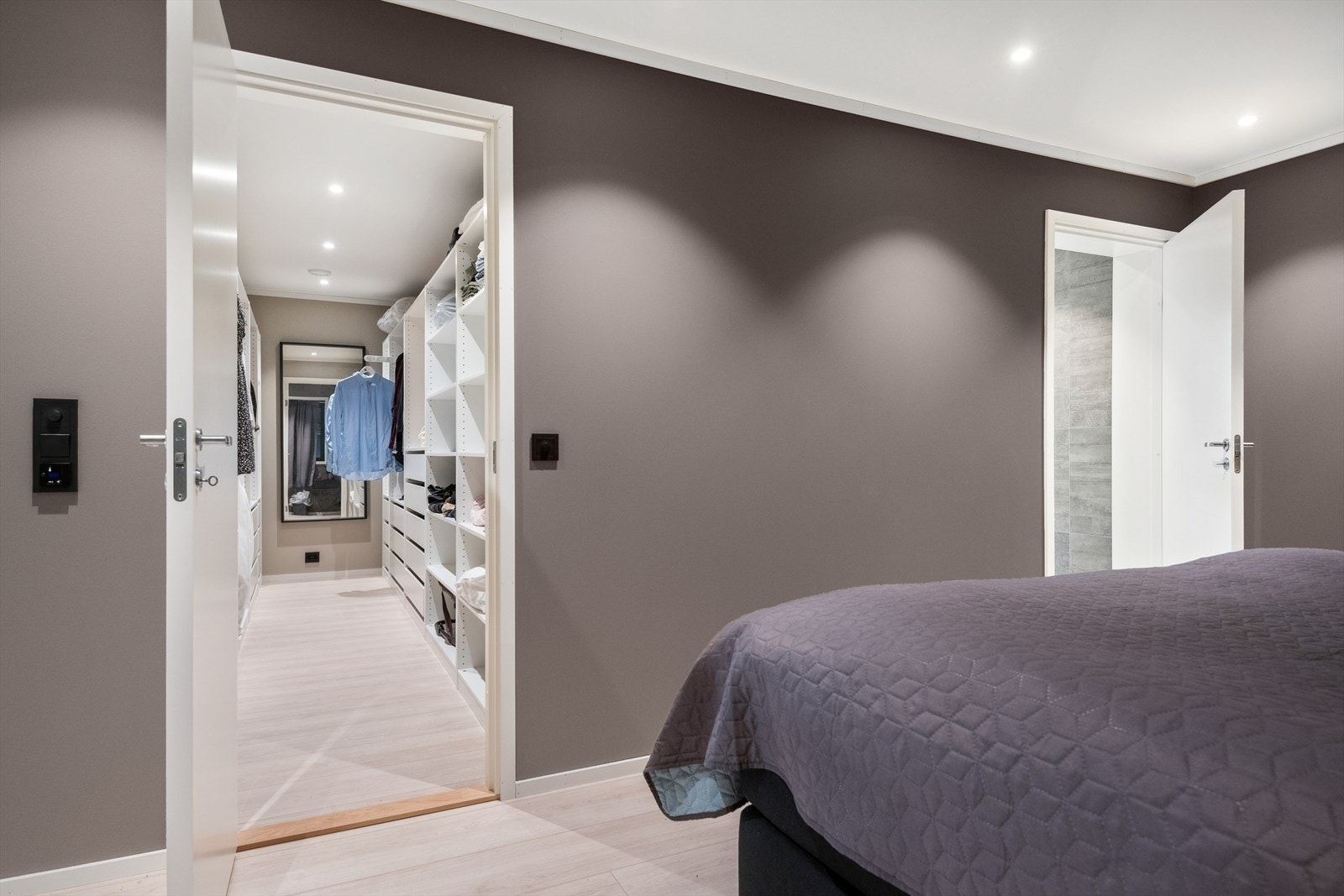 Her har du egen walk-in garderobe med svært god plass til en innholdsrik garderobeløsning. Galleribilde