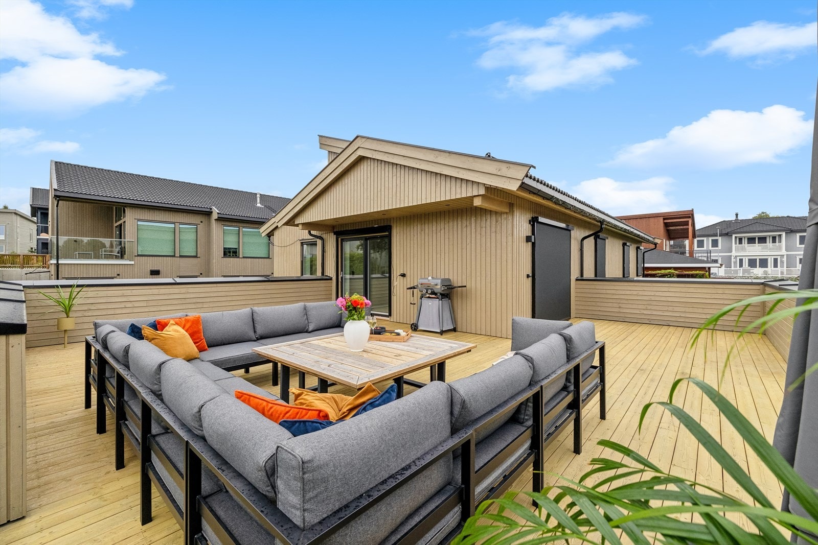 Svært romslig terrasse på ca. 75 kvm. Galleribilde