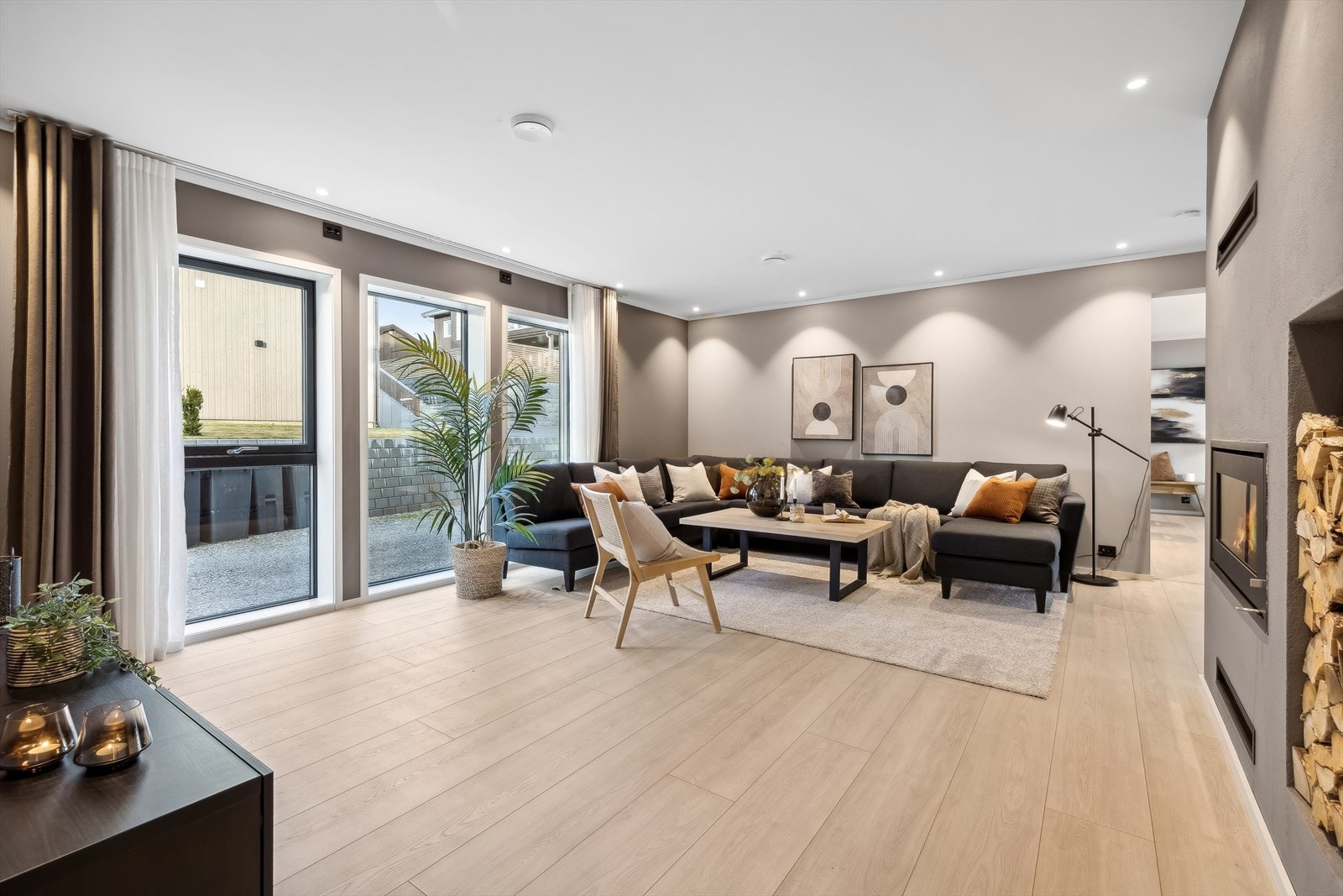 Stuen i første etasje har en god størrelse hvor det er mulig å møblere med en romslig salong. Galleribilde