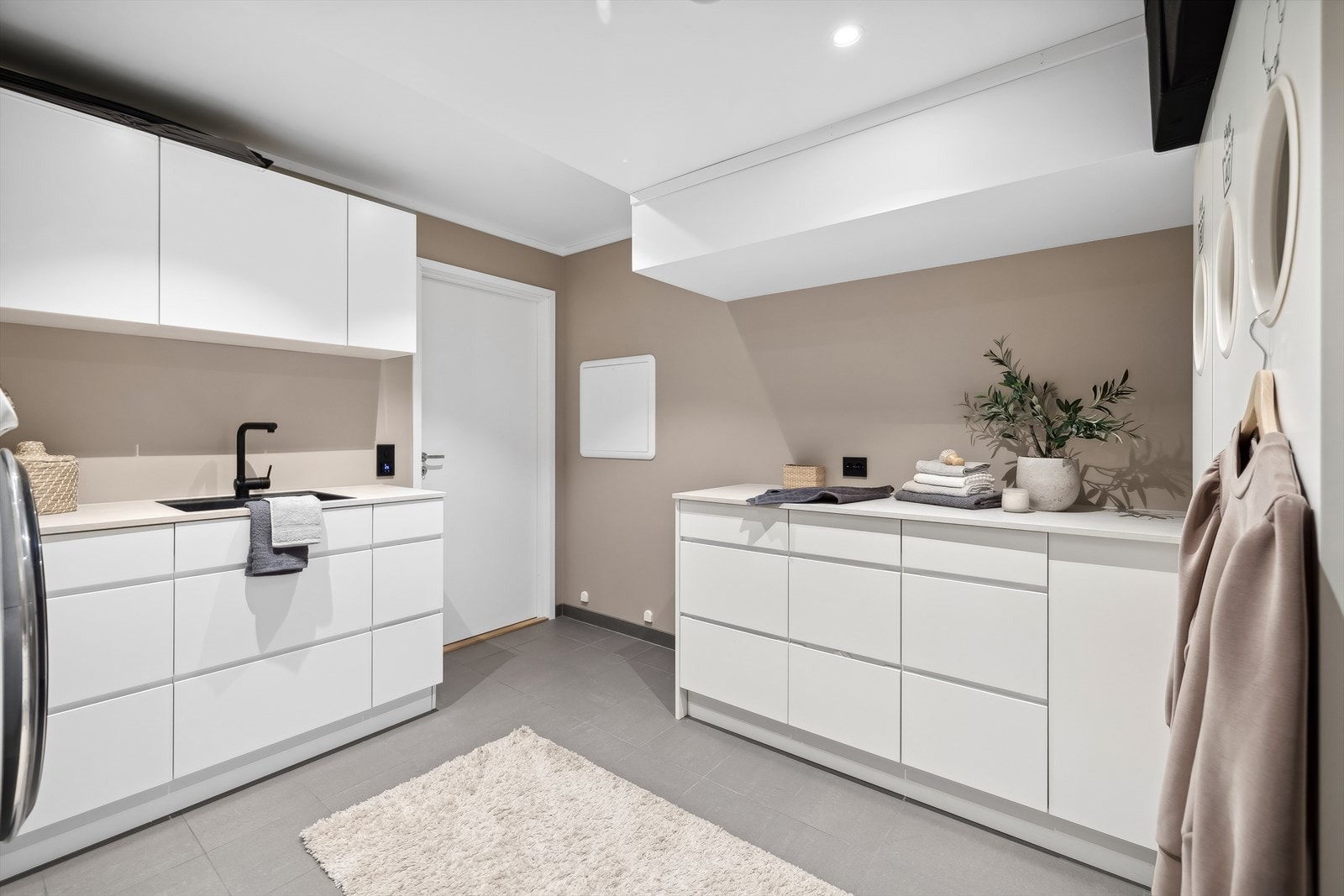 Rommet er praktisk innredet med skap- og benkeløsning. Galleribilde