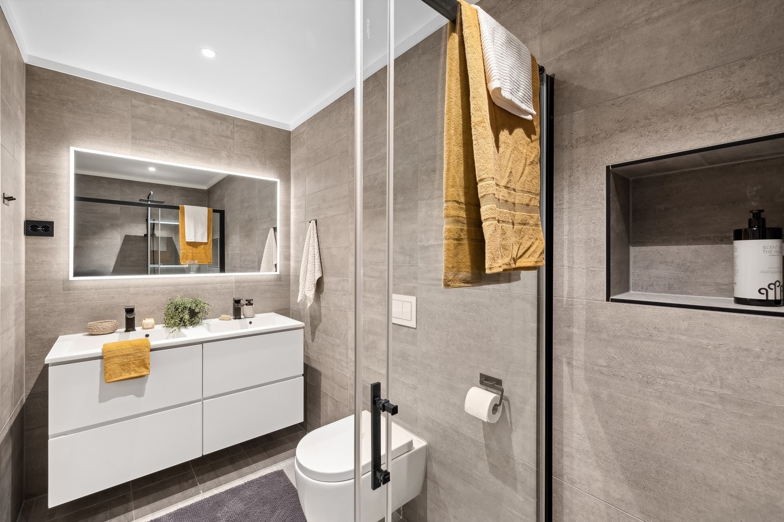 Boligen har totalt 3 baderom, i den samme delikate stilen. Galleribilde