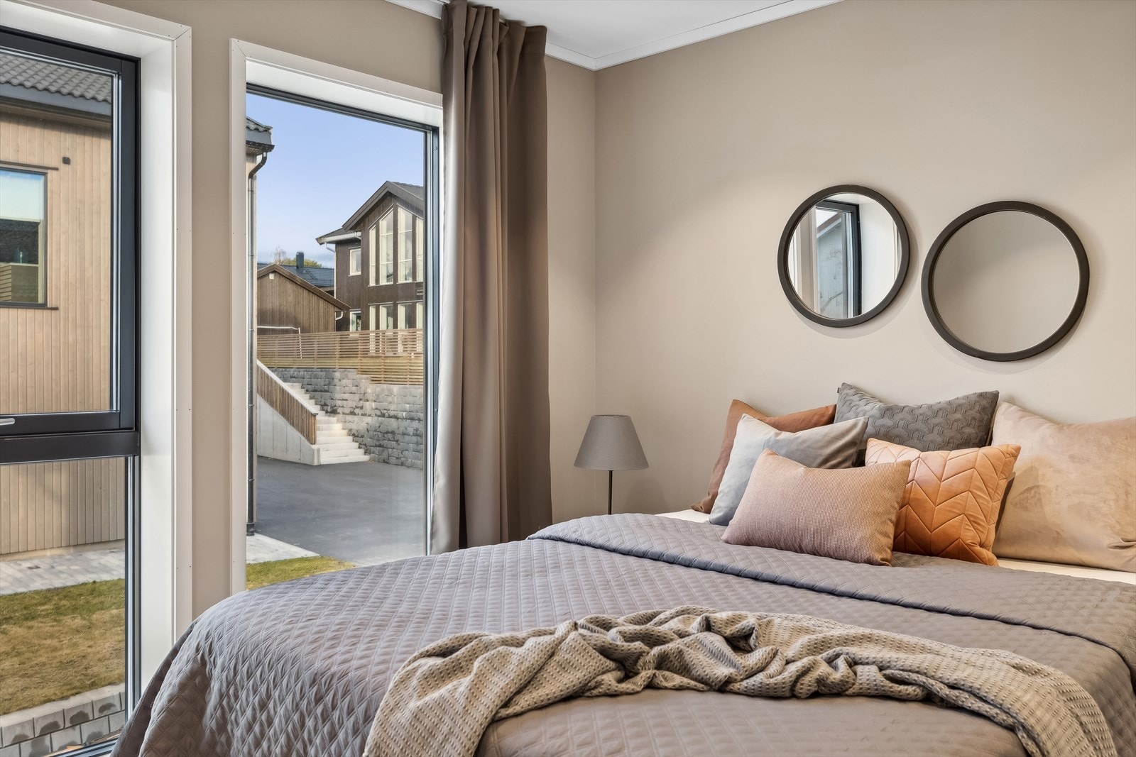 Tre av soverommene er plassert i boligens andre etasje. Galleribilde