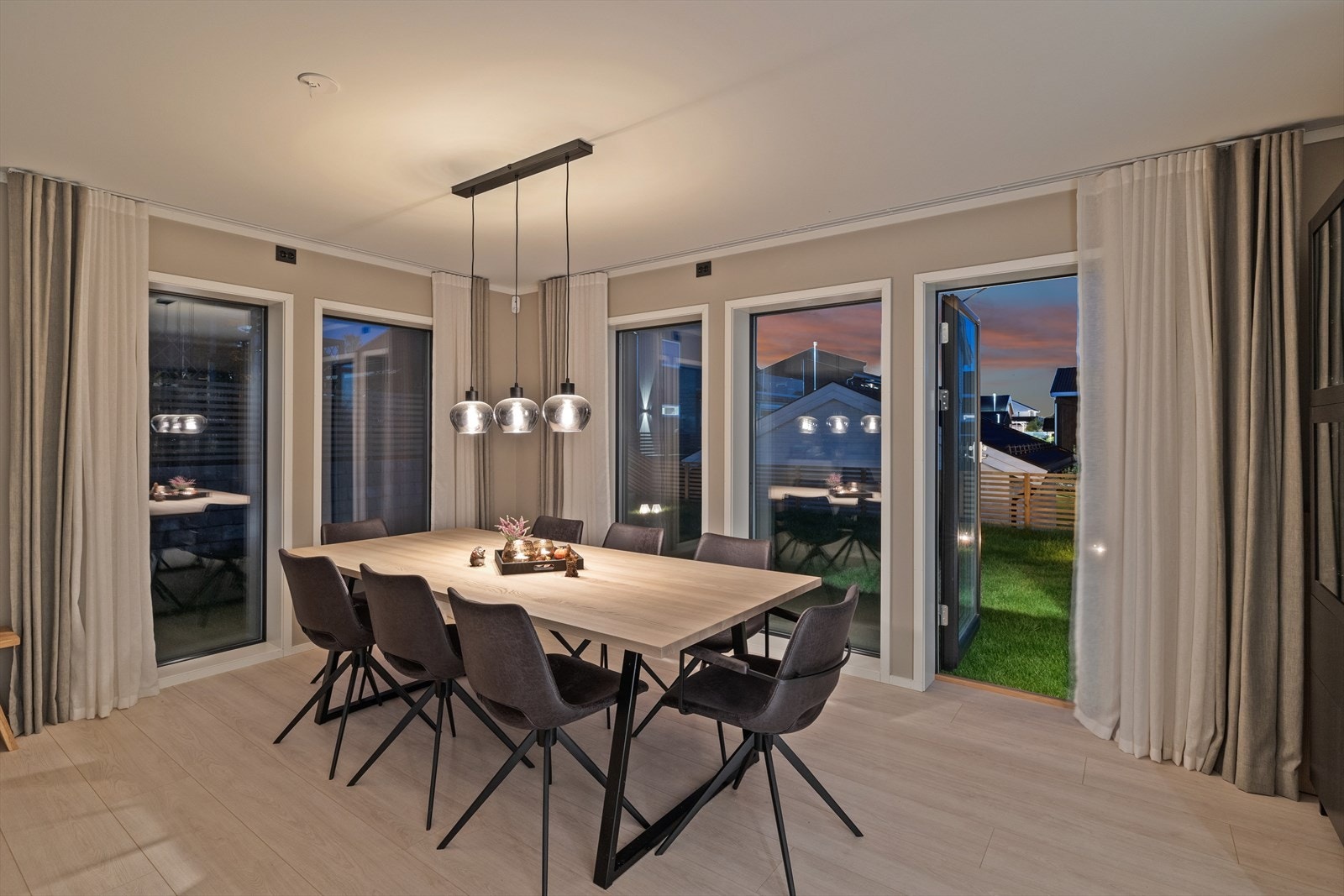 Kveldsstemning i spisestuen. Galleribilde