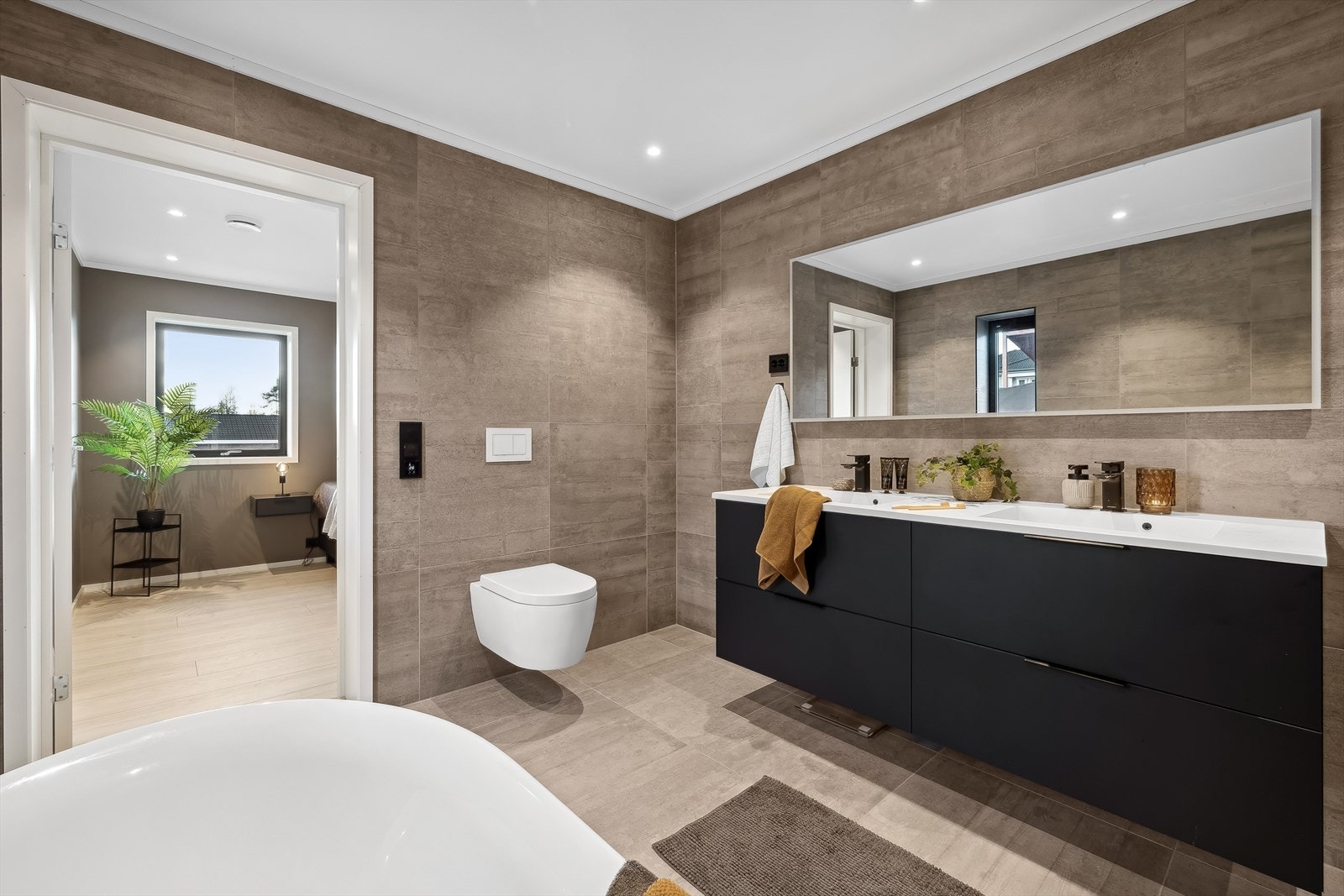 Alle baderommmene har flislagte overflater, vannbåren varme i gulv samt downlights i himling. Galleribilde