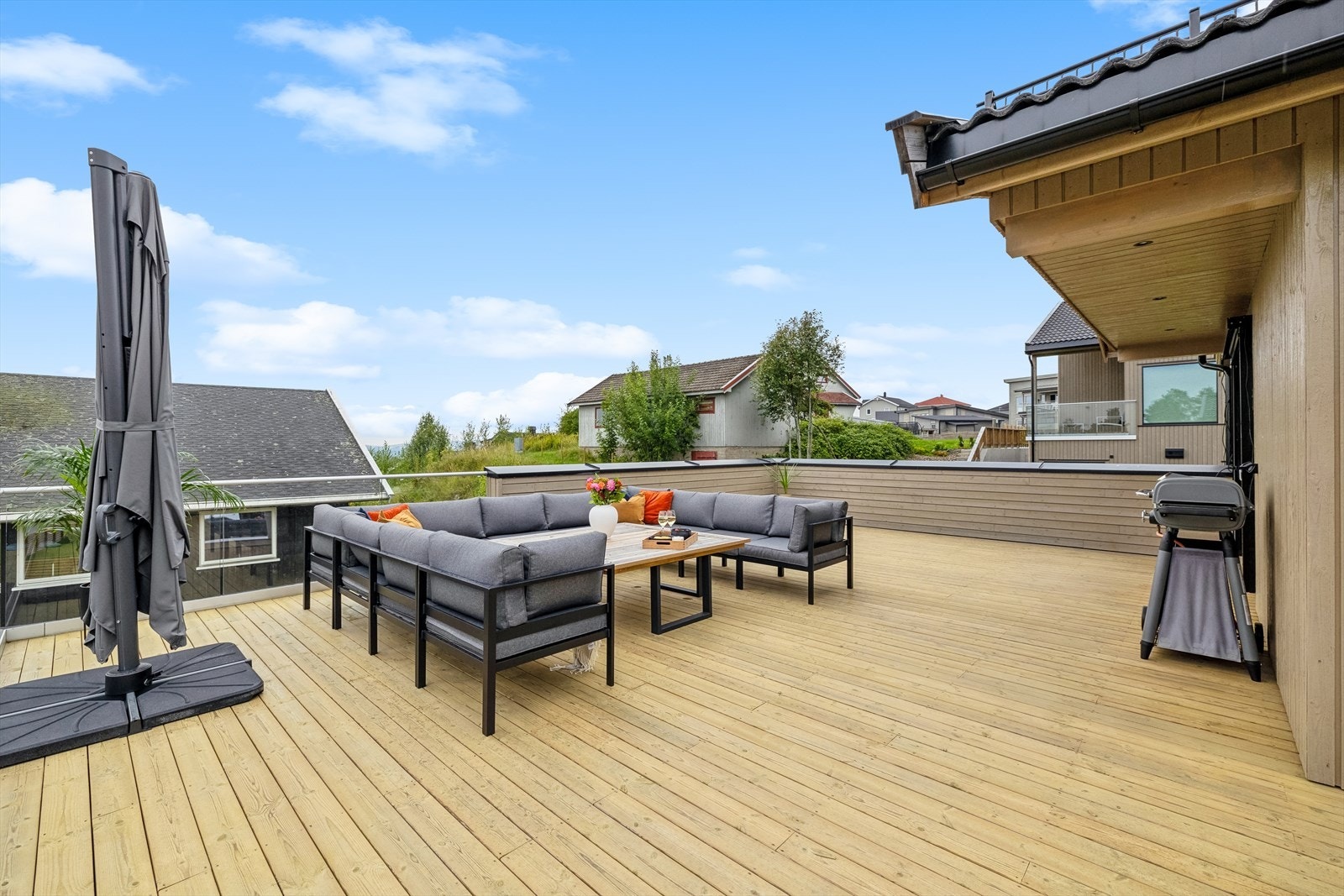 Her har du rikelig med plass til å kunne møblere i flere soner. Galleribilde