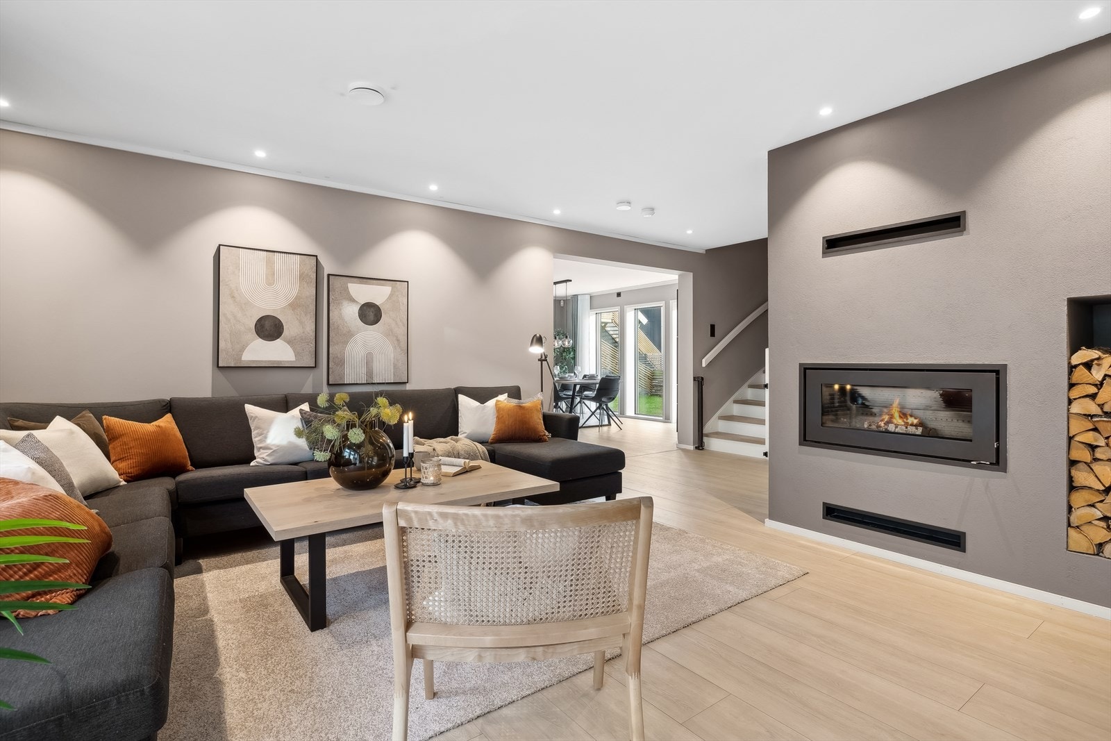 Den innbygde peisovnen sørger for ekstra varme og hygge. Galleribilde