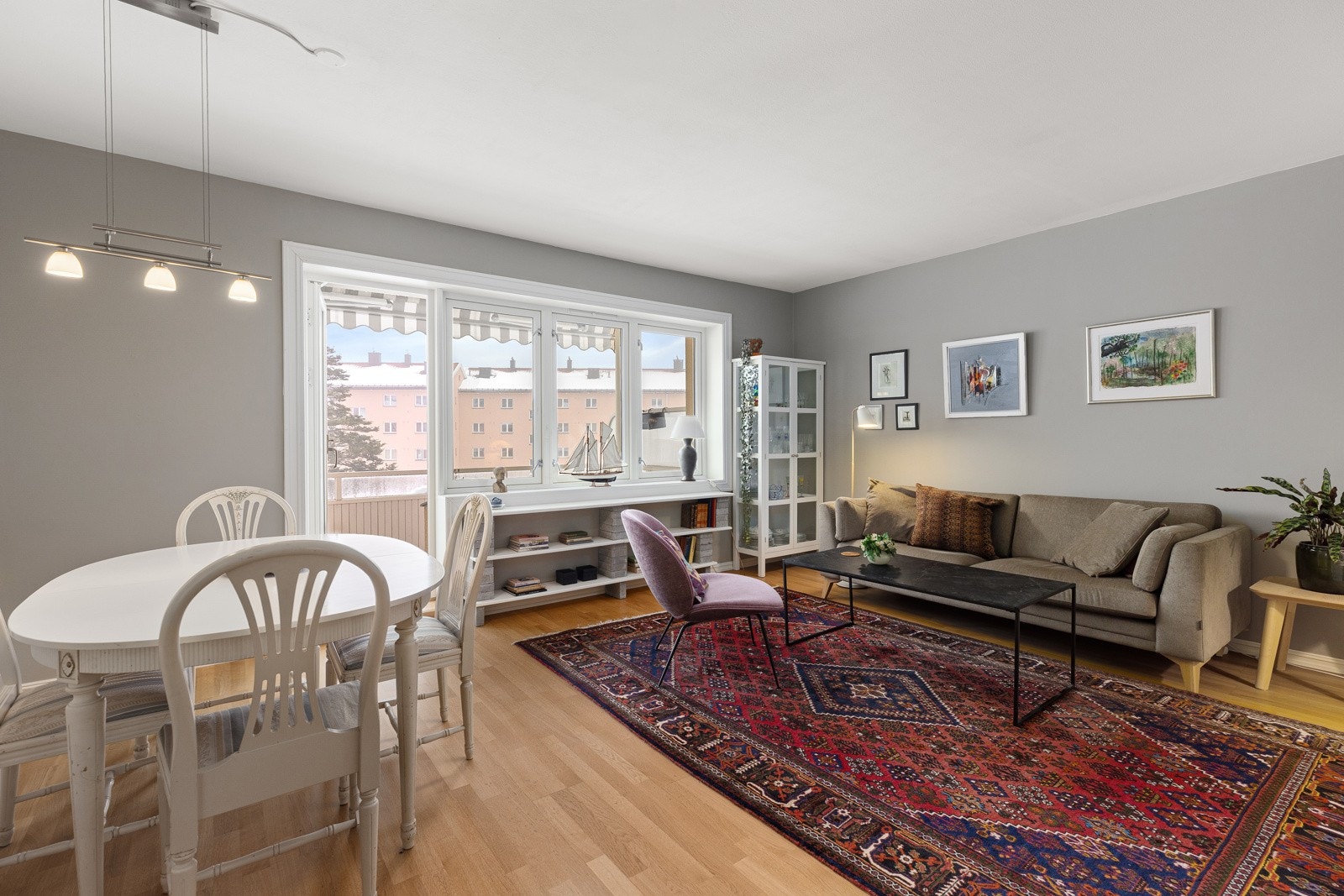 Det er god plass til både sofagruppe og spisebord, og rommet fungerer som en perfekt samlingsplass for både hverdag og fest. Galleribilde