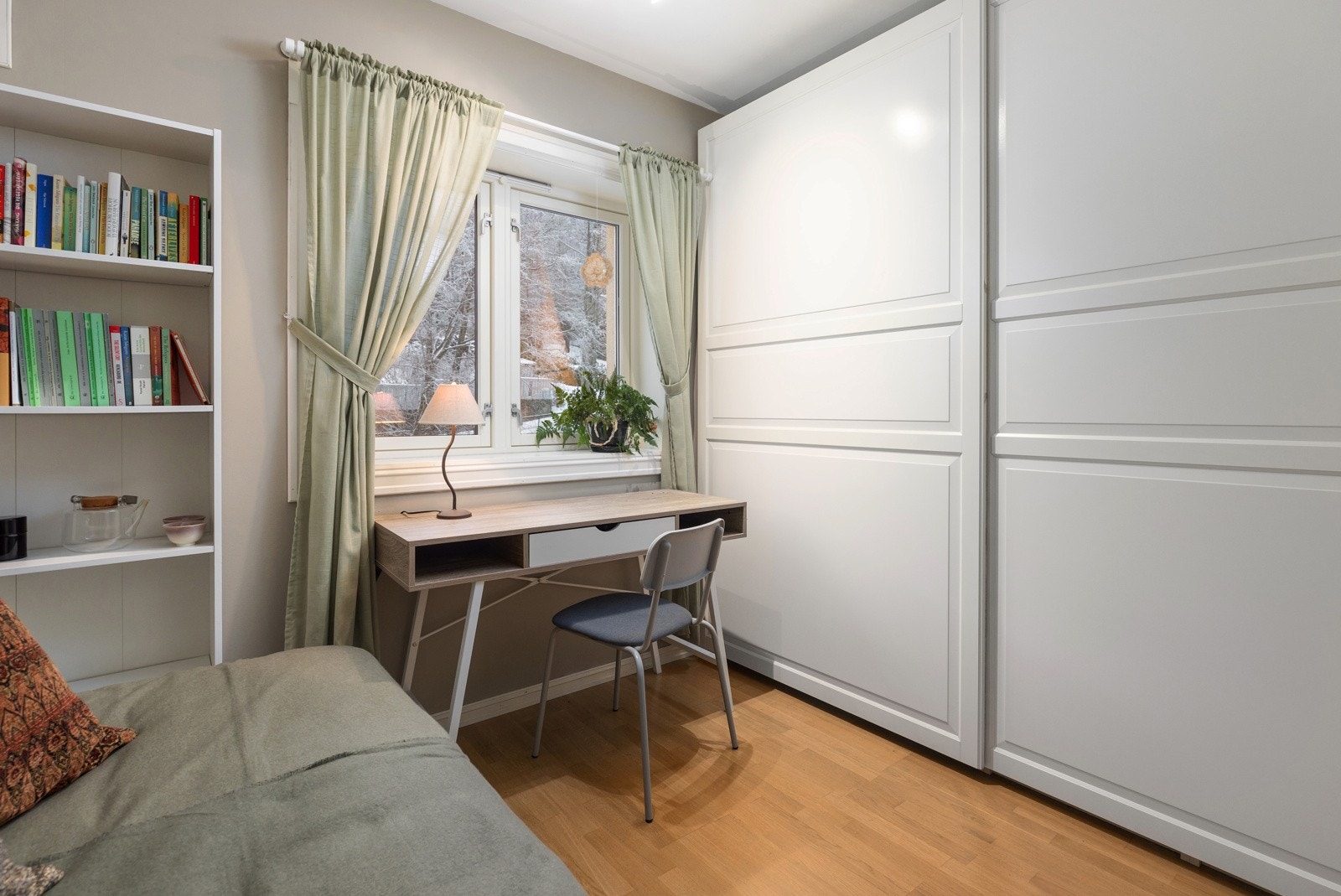 Her er det gode oppbevaringsmuligheter i garderobeskap med skyvedører. Galleribilde