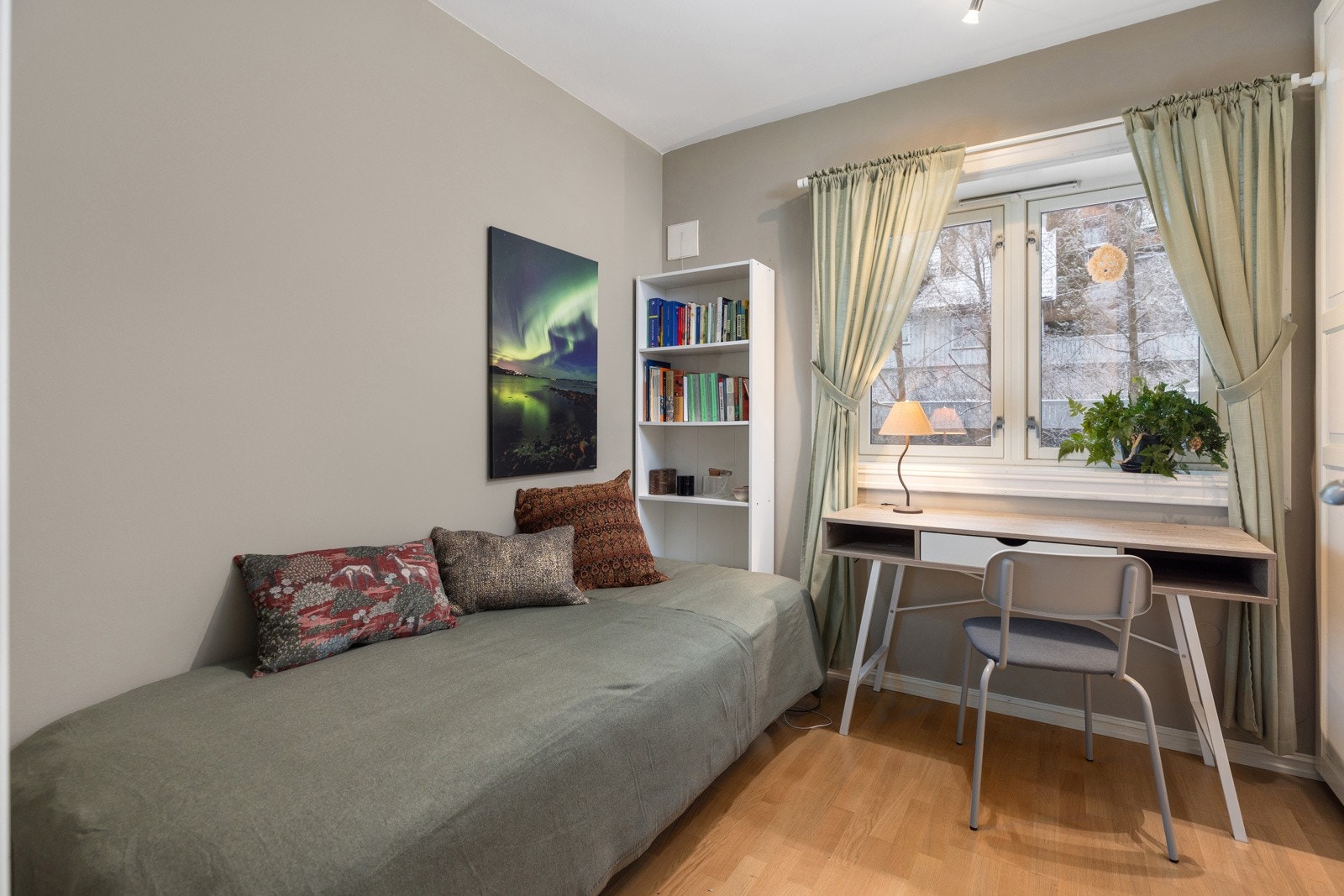 Det andre rommet har plass til både seng, skrivebord og øvrig møblement. Galleribilde