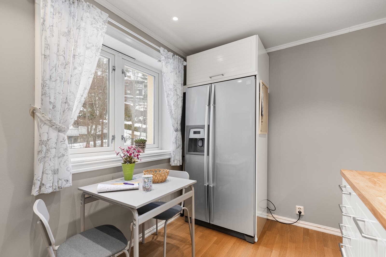 Kjøkkenet er utstyrt med integrerte hvitevarer bestående av koketopp, stekeovn, mikro, oppvaskmaskin samt et frittstående side-by-side kjøleskap. Galleribilde