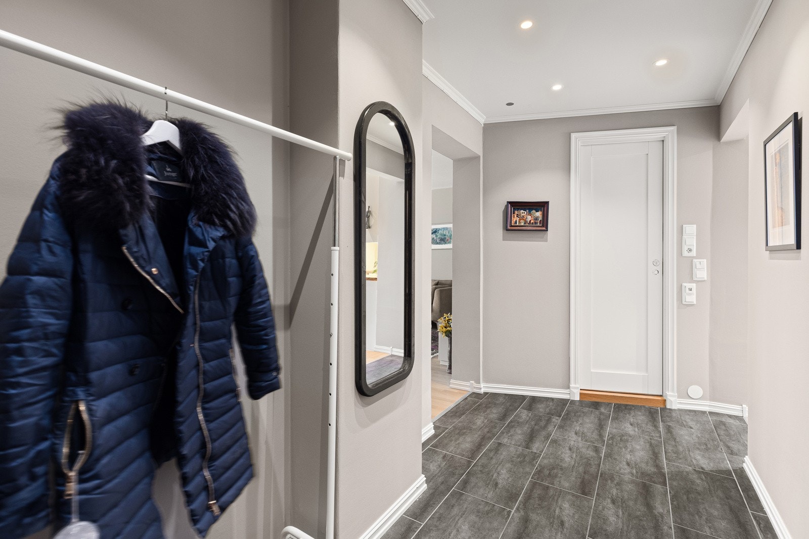 Den romslige entréen gir god plass til møblement for oppbevaring av sko og yttertøy. Galleribilde