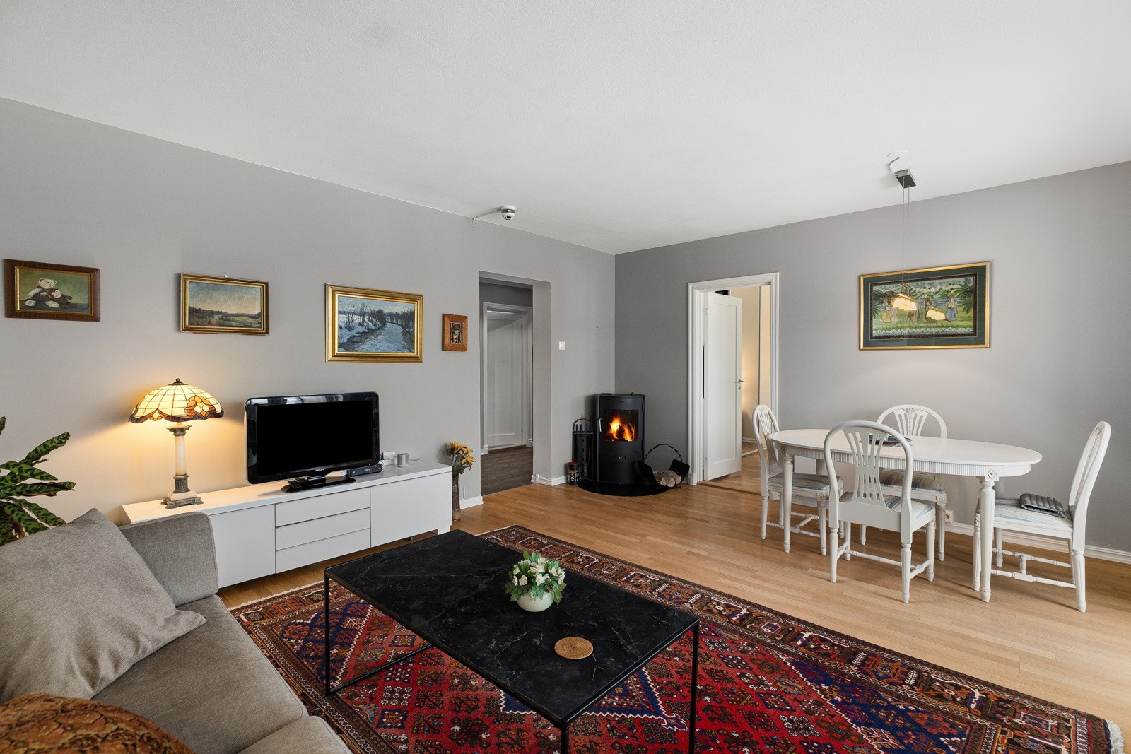 I stuen finner du en peisovn som bidrar til ekstra hygge og varme i vintermånedene. Galleribilde