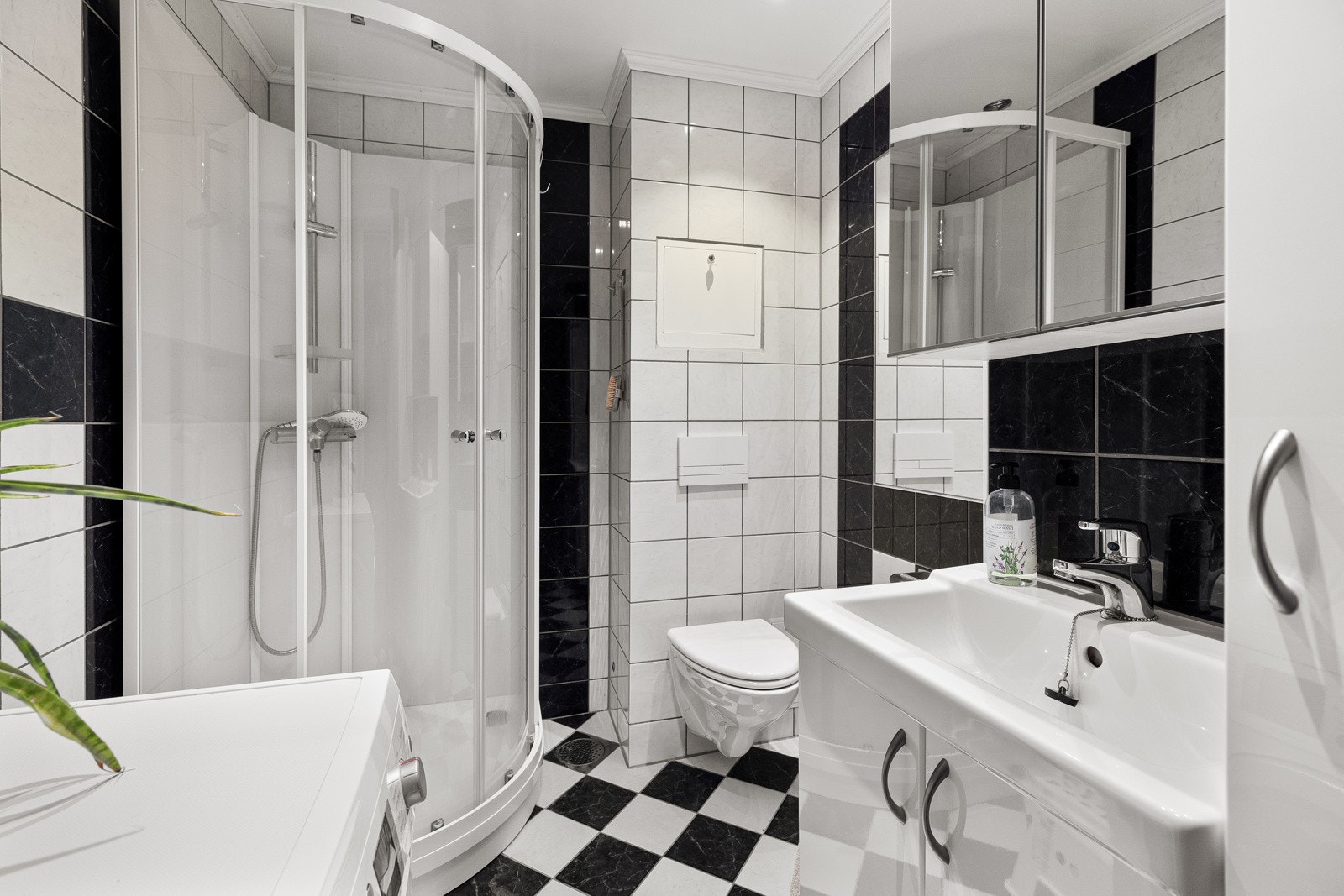 Badet ble rehabilitert i 2006 av tidligere eier og har et tidløst uttrykk med fliser på gulv med varme, fliser på vegger og malte flater i taket med downlights. Galleribilde