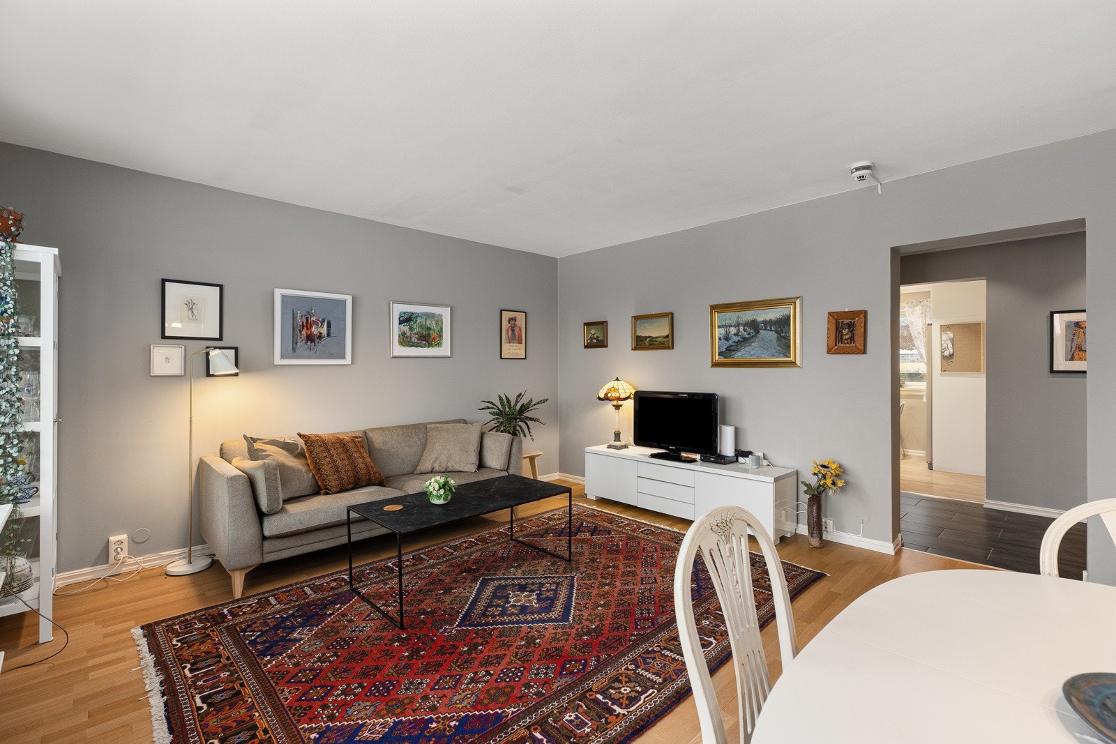 På gulv er det eikeparkett, og overflatene er malt i moderne fargevalg. Galleribilde