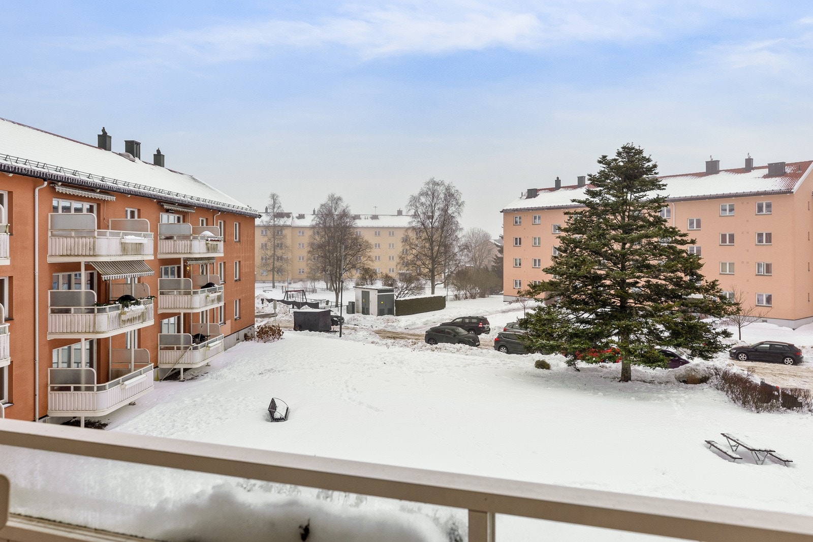 Balkongen vil fungere som en herlig forlengelse av leiligheten, og har utsikt over borettslagets fellesareal. Galleribilde